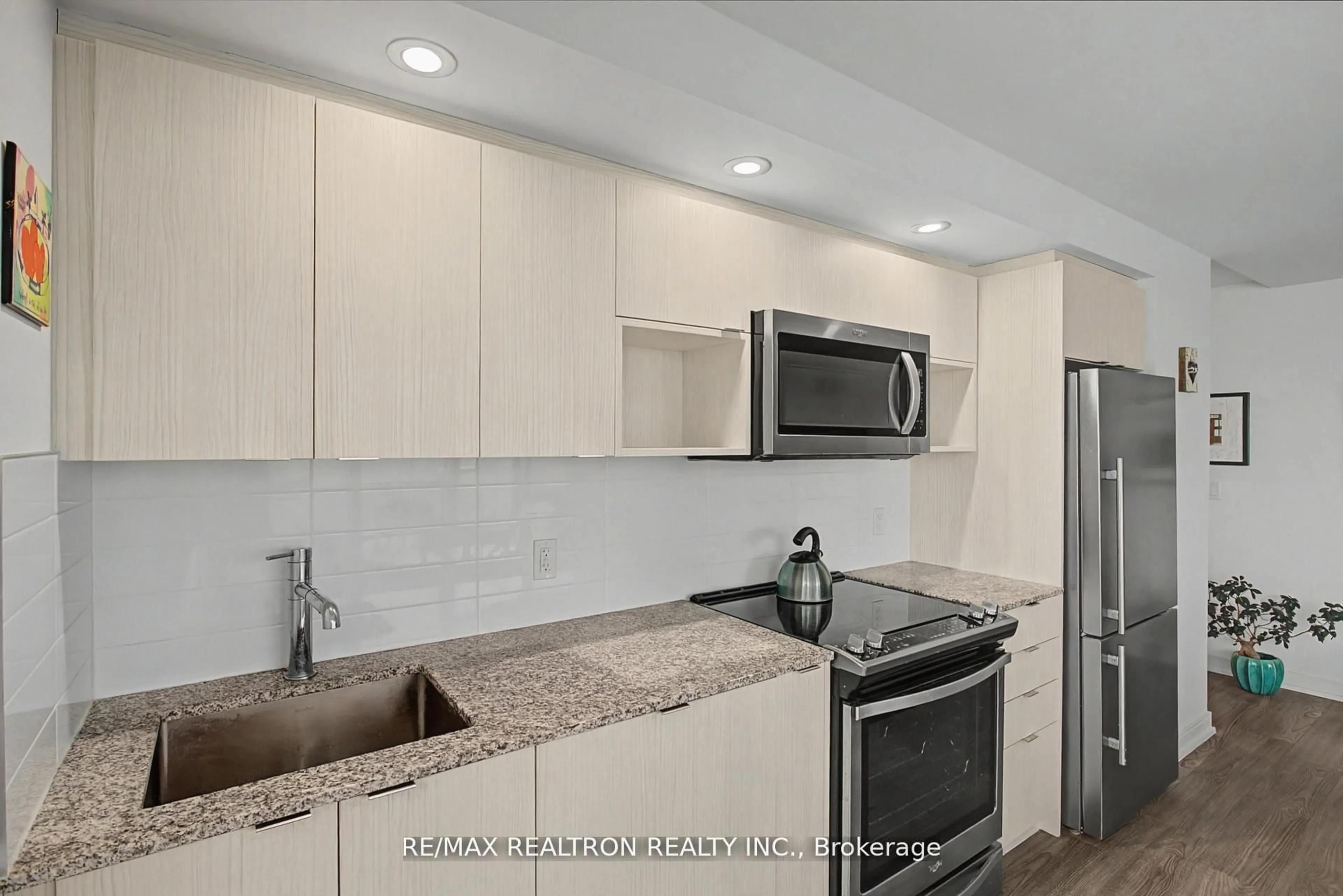 Standard kitchen, ceramic/tile floor for 225 Village Green Sq #308, Toronto Ontario M1S 0N4