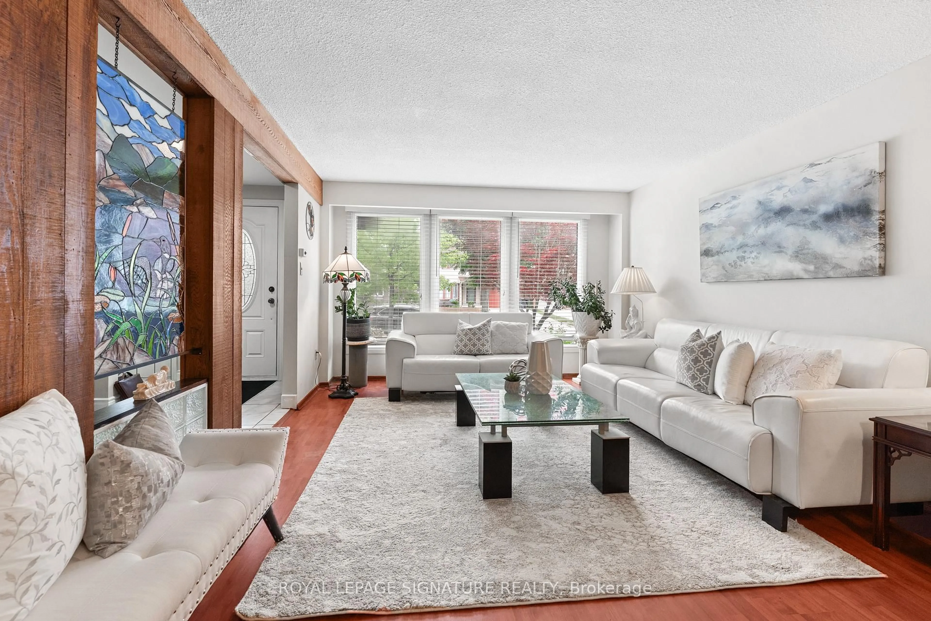 Living room with furniture, unknown for 20 Melva Cres, Toronto Ontario M1V 1A3