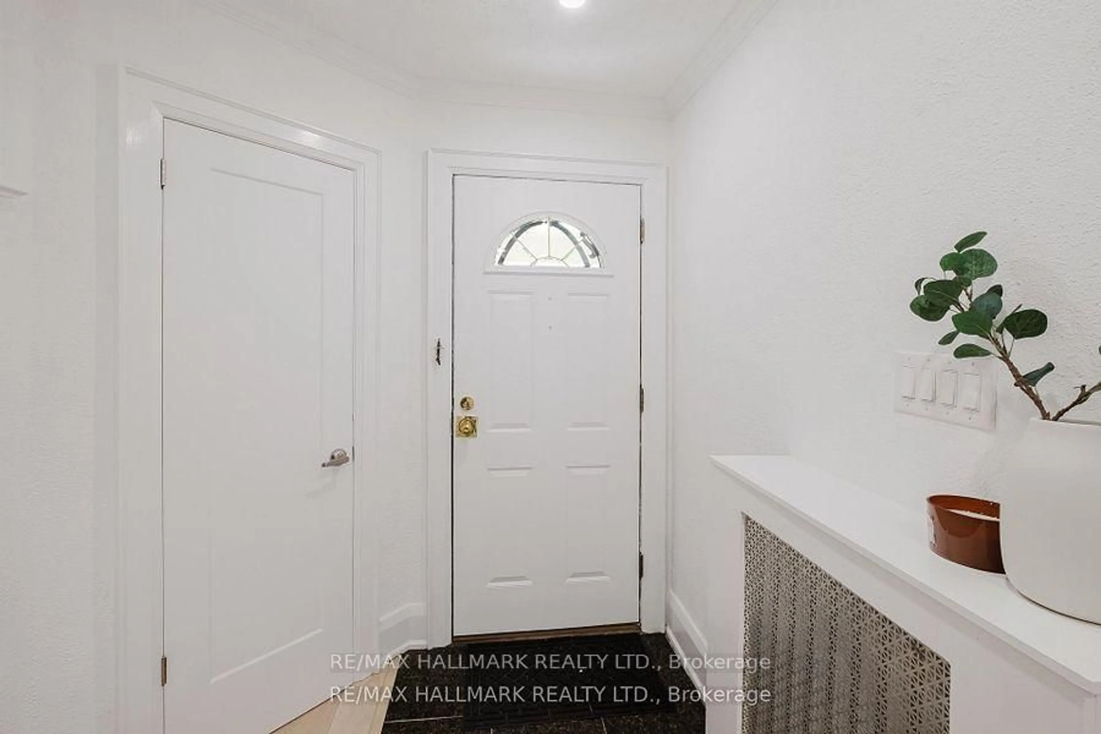 Indoor entryway for 18 Glen Stewart Ave, Toronto Ontario M4E 1P7
