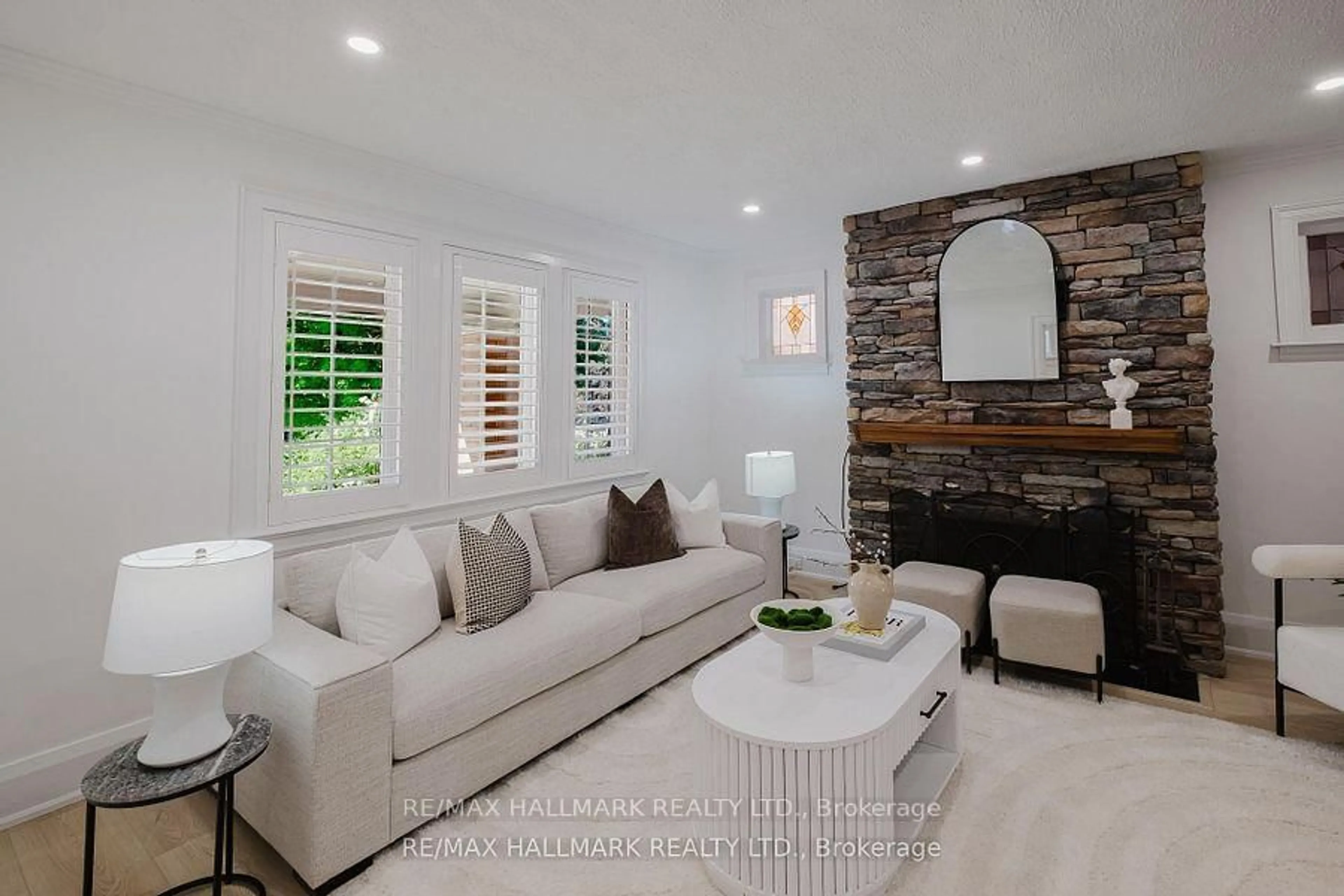 Living room with furniture, unknown for 18 Glen Stewart Ave, Toronto Ontario M4E 1P7
