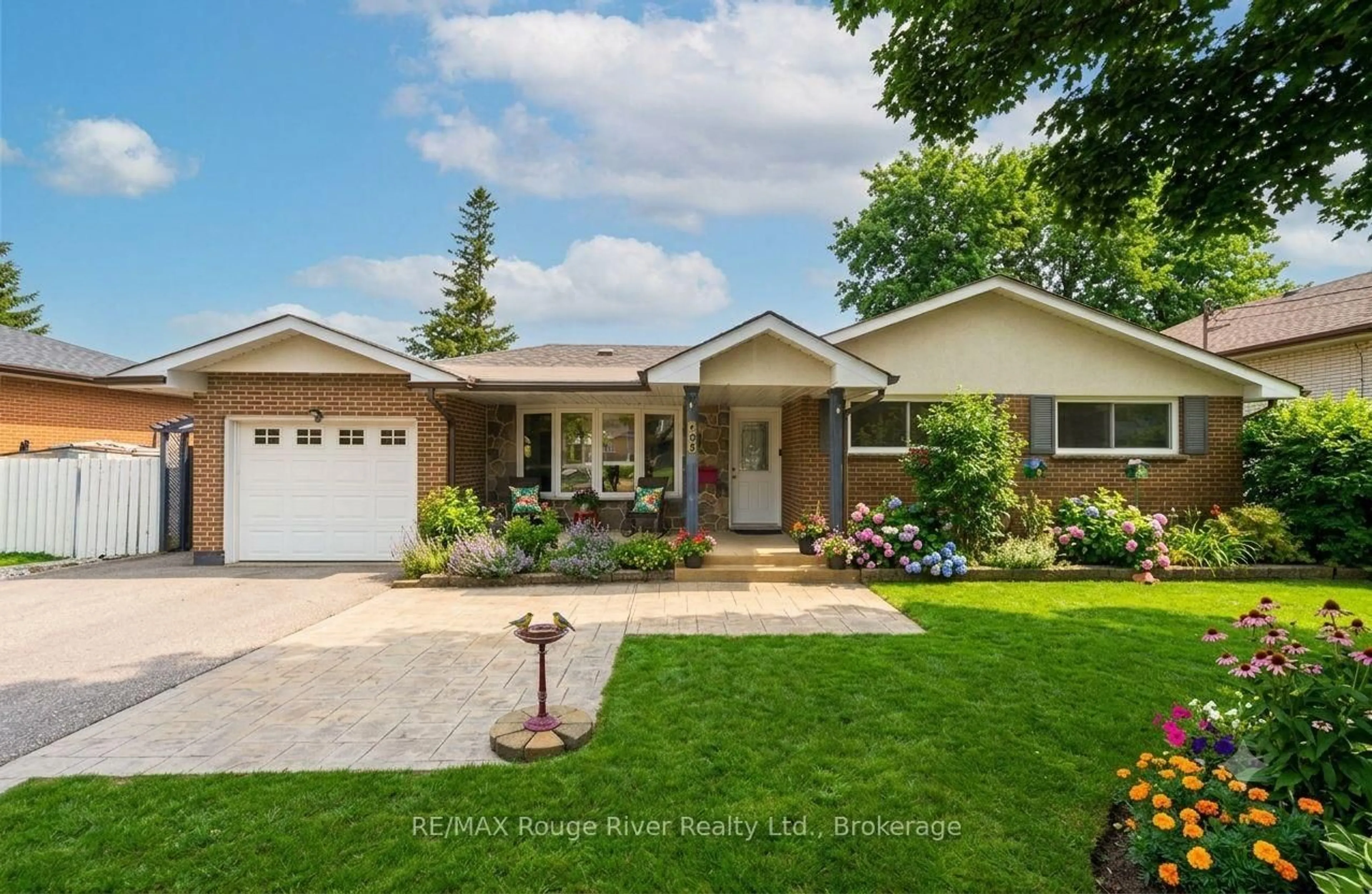 Home with vinyl exterior material, street for 98 Applewood Cres, Whitby Ontario L1N 2E7