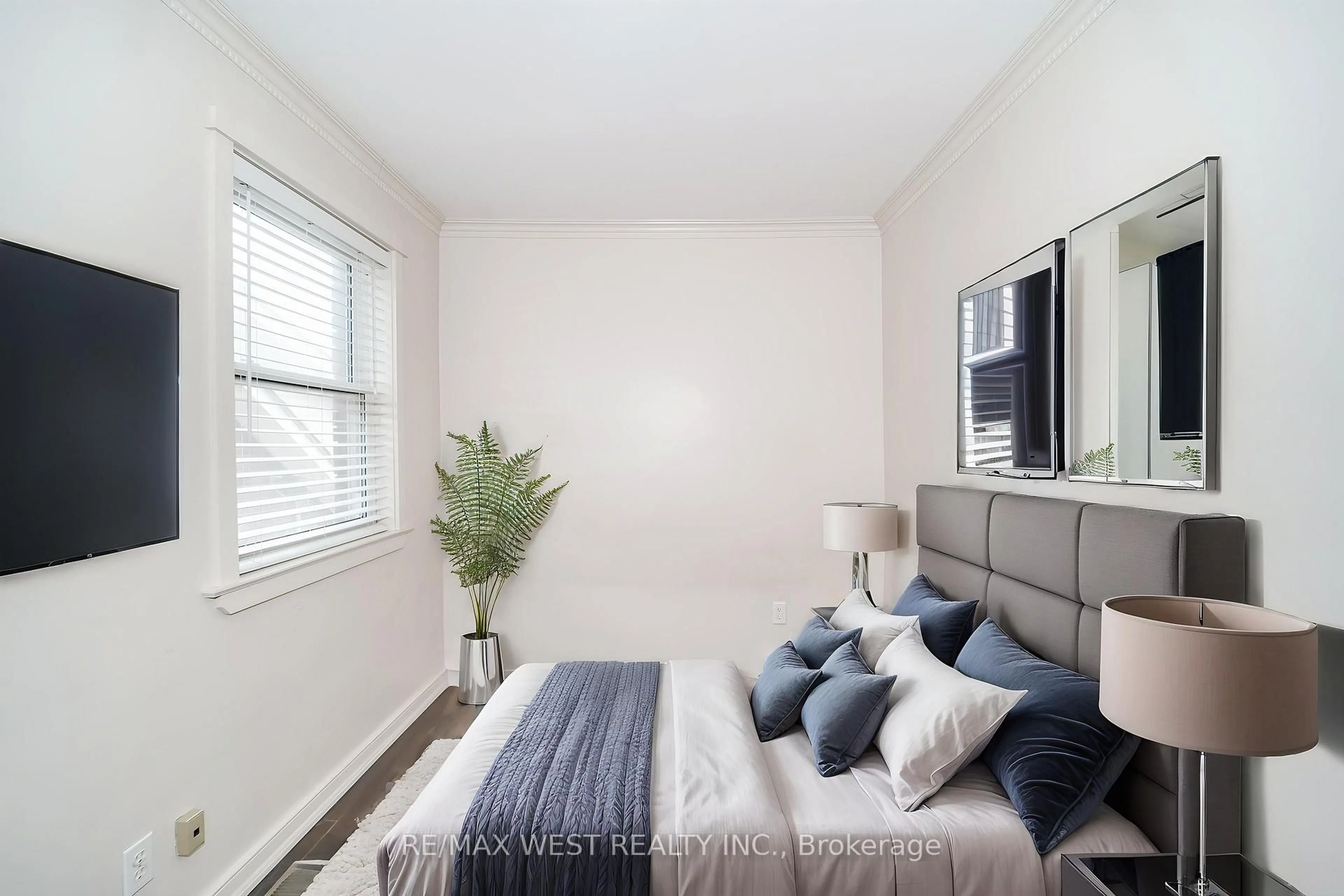 A pic of a room for 31 Woodmount Ave, Toronto Ontario M4C 3X6
