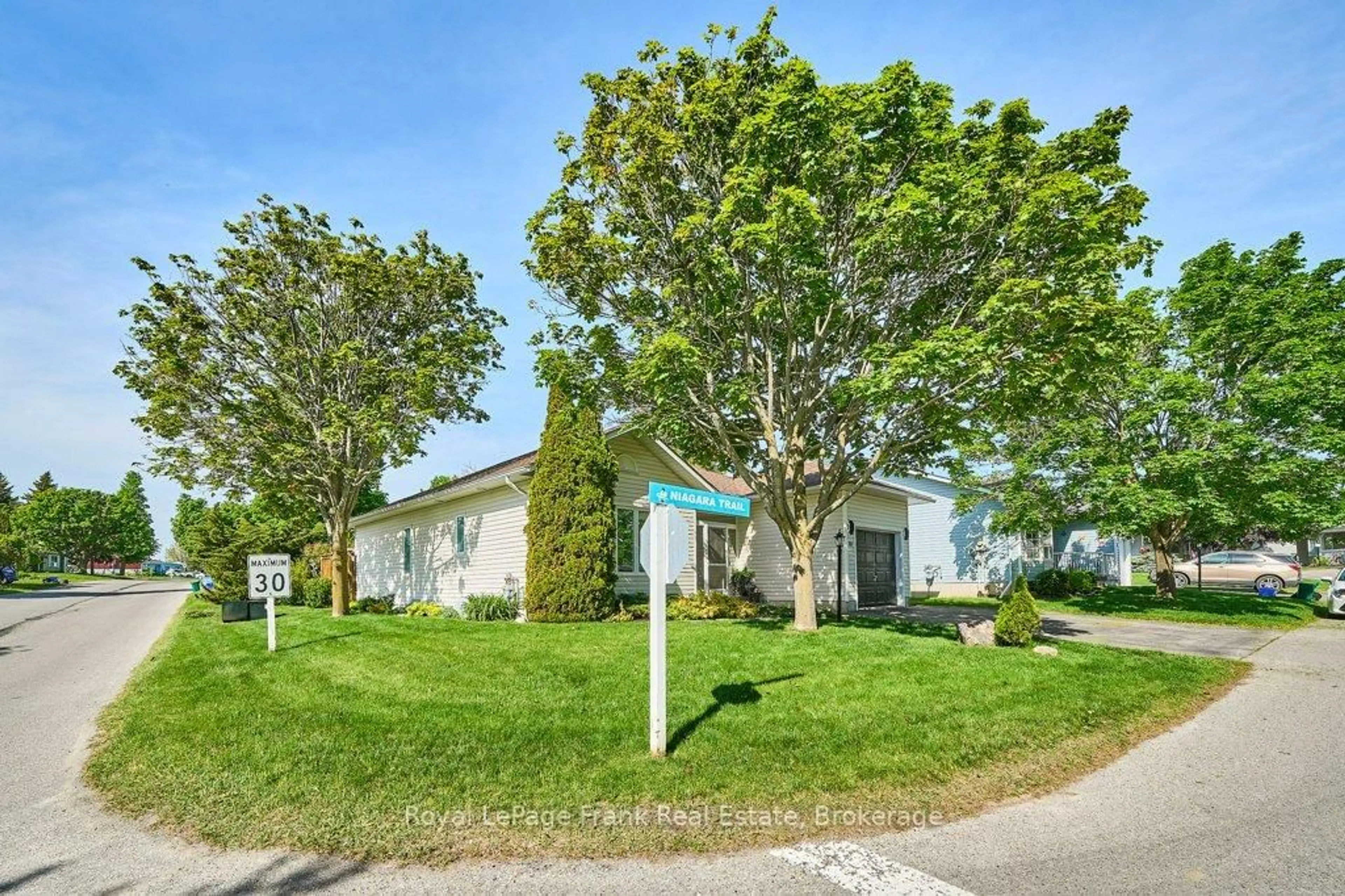 A pic from outside/outdoor area/front of a property/back of a property/a pic from drone, street for 40 Niagara Tr, Clarington Ontario L1B 1L6