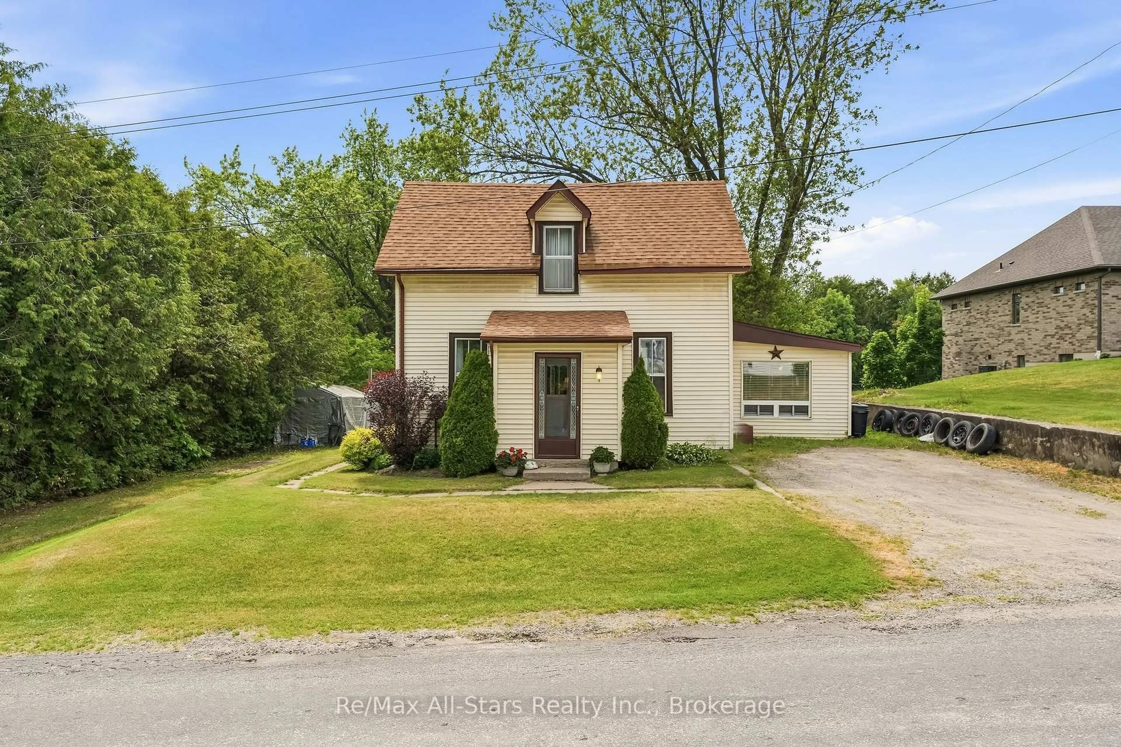 A pic from outside/outdoor area/front of a property/back of a property/a pic from drone, street for 14080 Marsh Hill Rd, Scugog Ontario L9L 1Z2