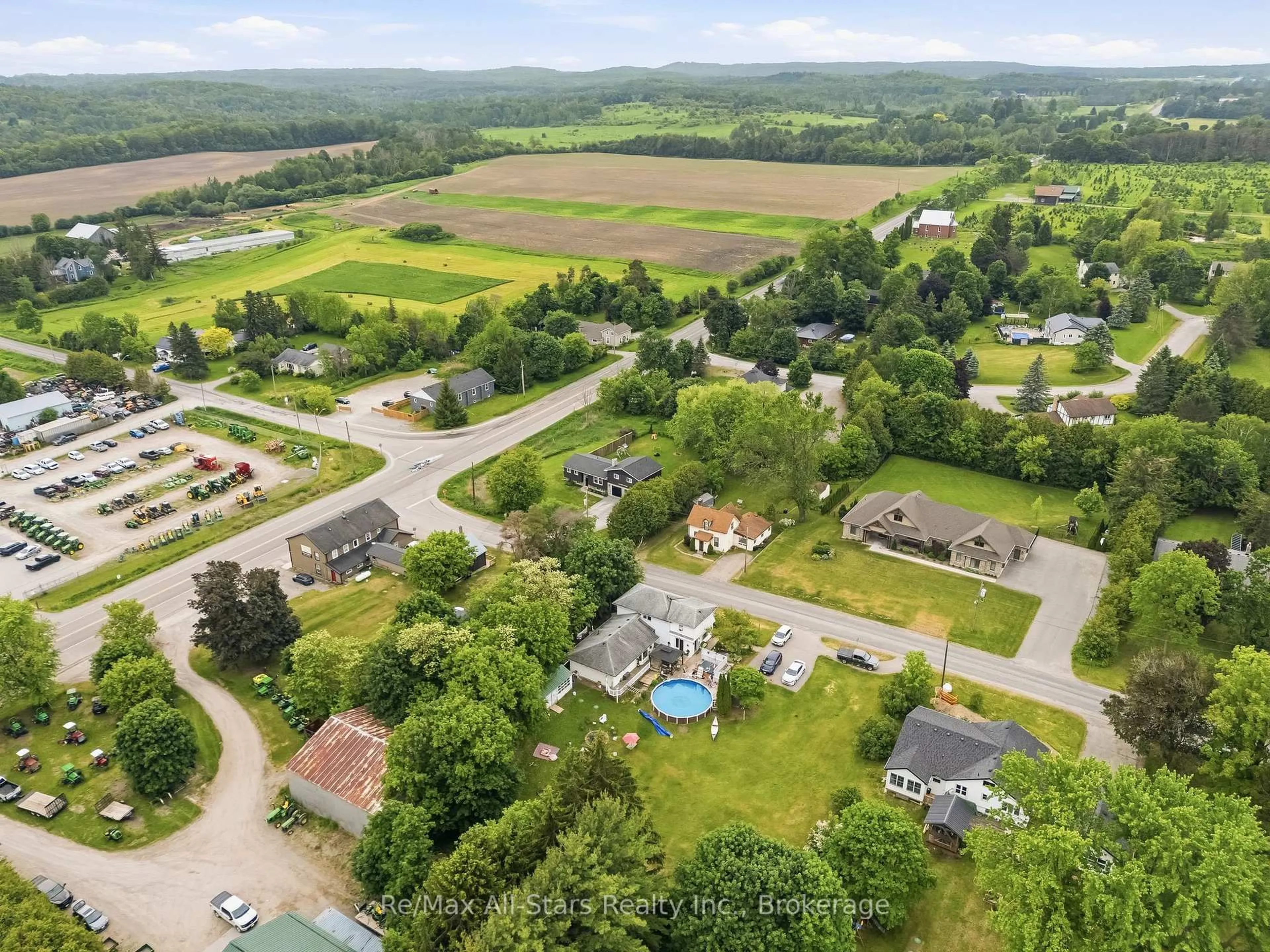 A pic from outside/outdoor area/front of a property/back of a property/a pic from drone, mountain view for 14080 Marsh Hill Rd, Scugog Ontario L9L 1Z2