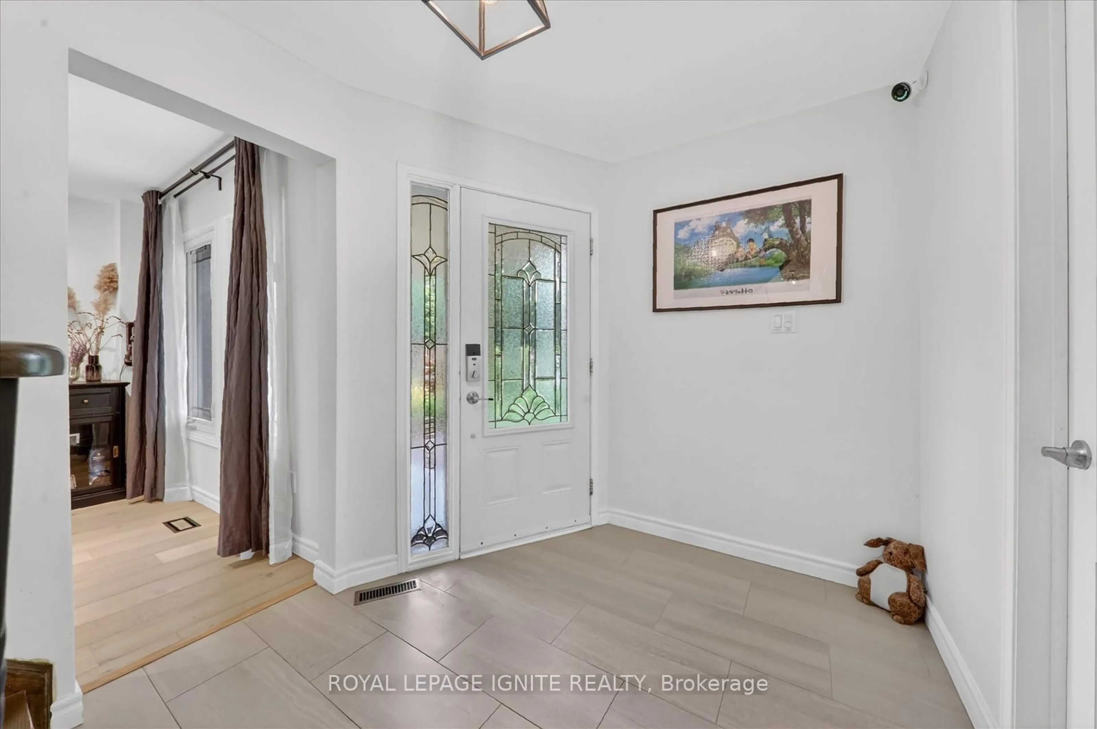 Indoor entryway for 48 Ridware Cres, Toronto Ontario M1C 3S2