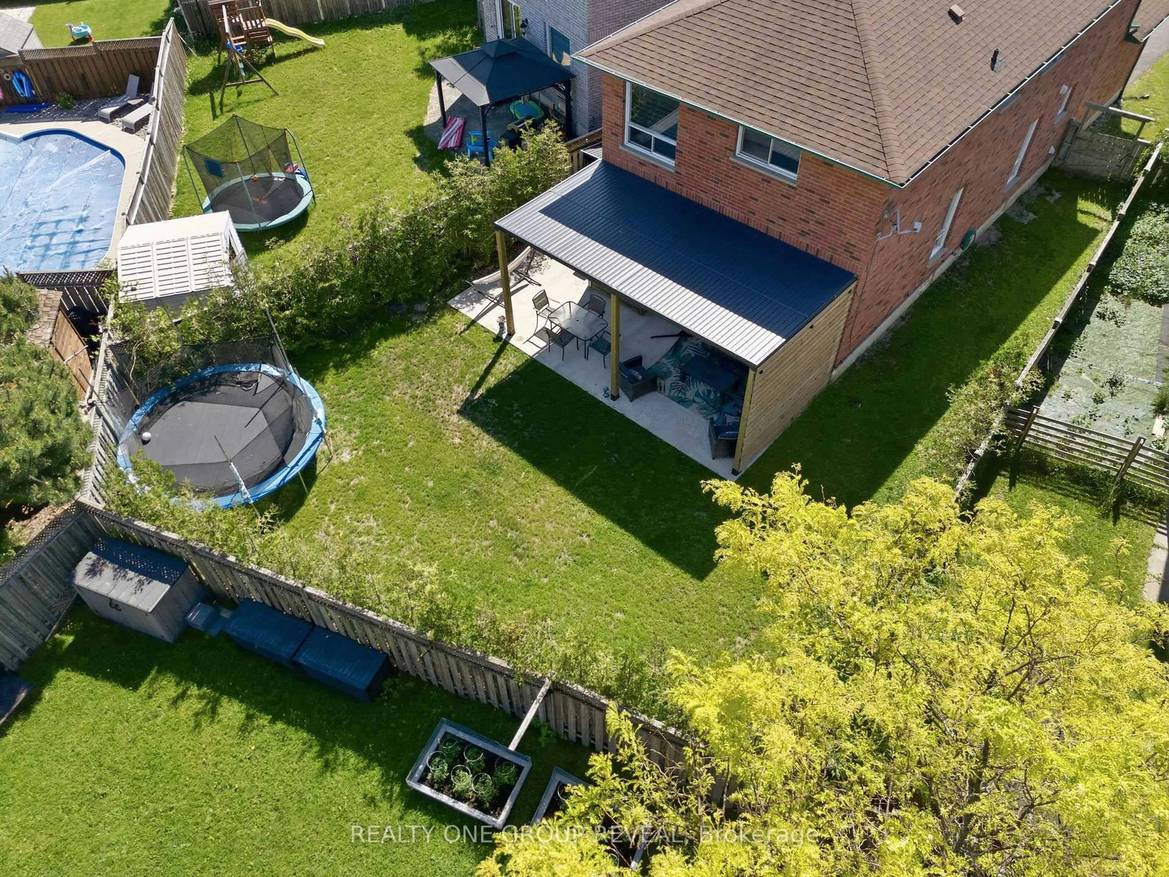 A pic from outside/outdoor area/front of a property/back of a property/a pic from drone, street for 46 Fieldcrest Ave, Clarington Ontario L1E 2X5