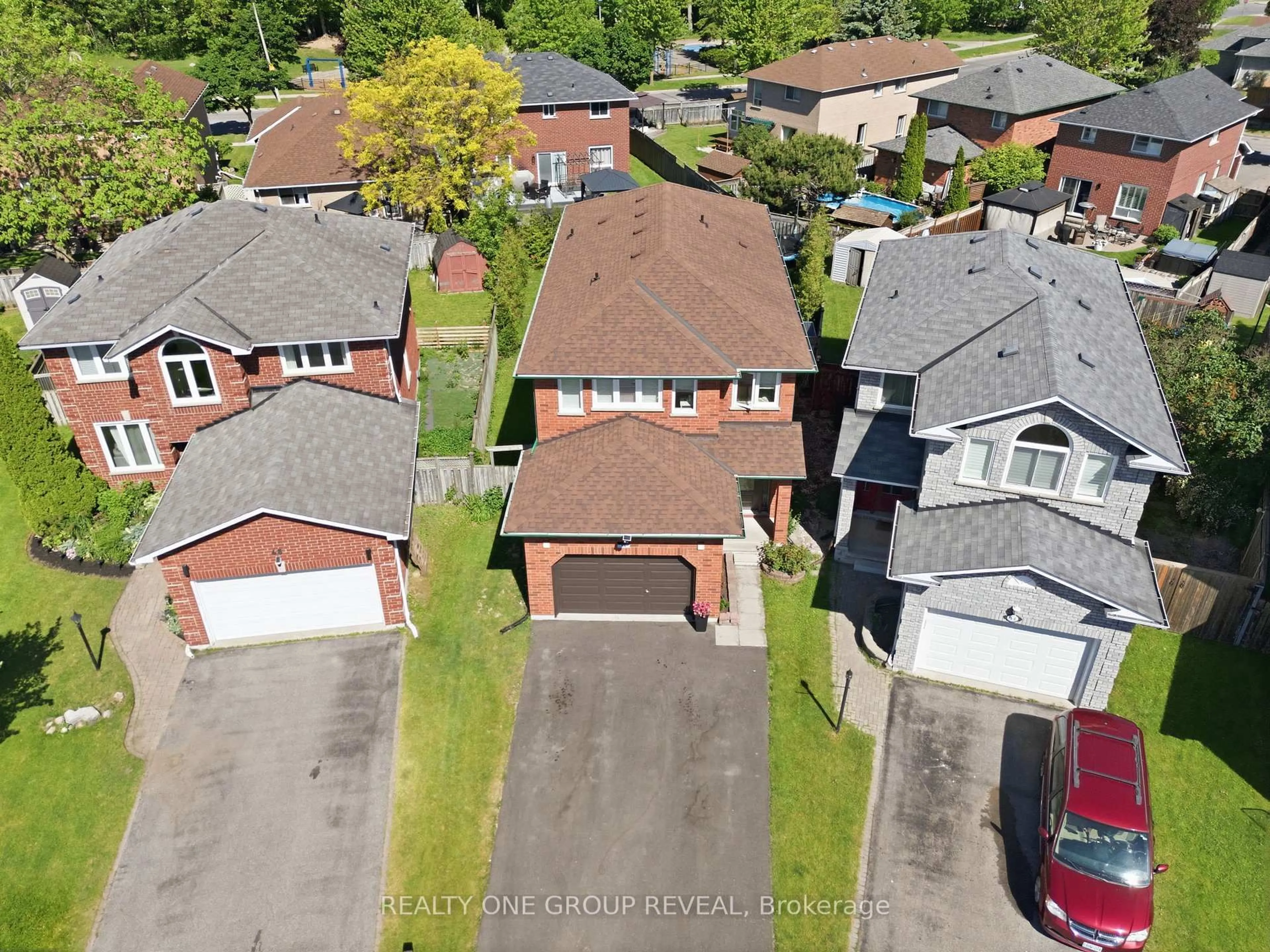 A pic from outside/outdoor area/front of a property/back of a property/a pic from drone, street for 46 Fieldcrest Ave, Clarington Ontario L1E 2X5