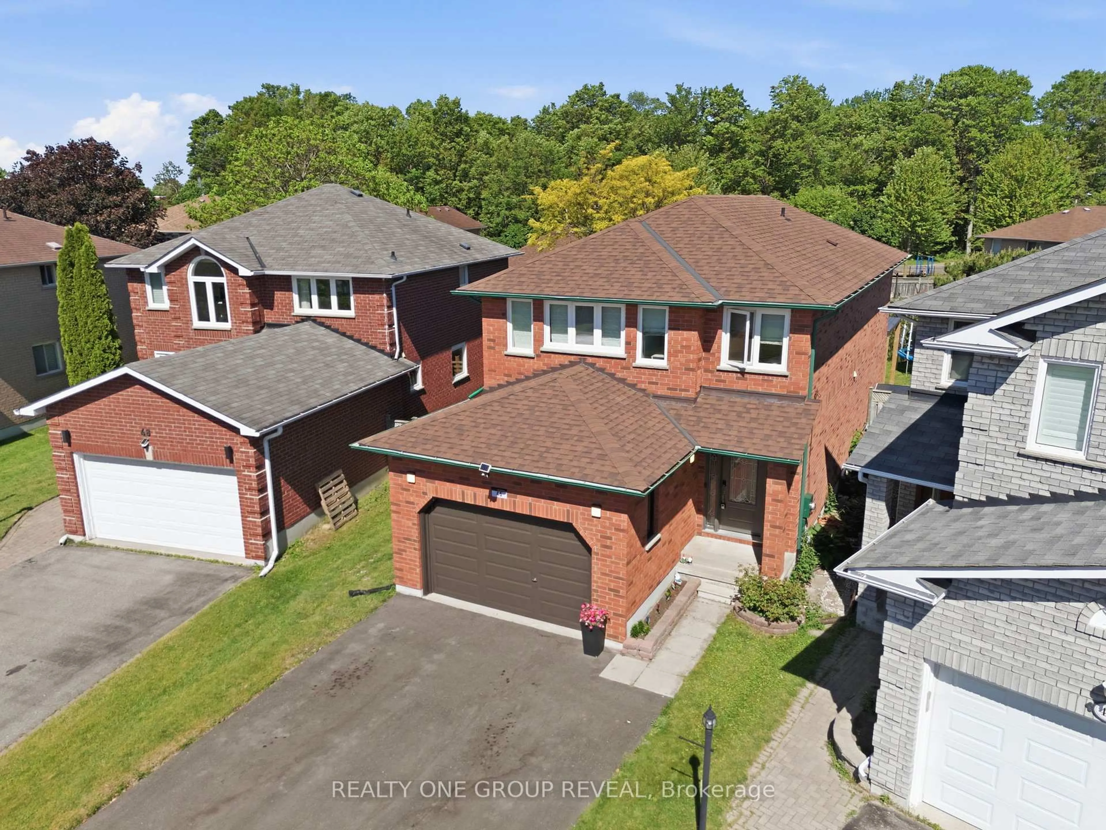 A pic from outside/outdoor area/front of a property/back of a property/a pic from drone, street for 46 Fieldcrest Ave, Clarington Ontario L1E 2X5