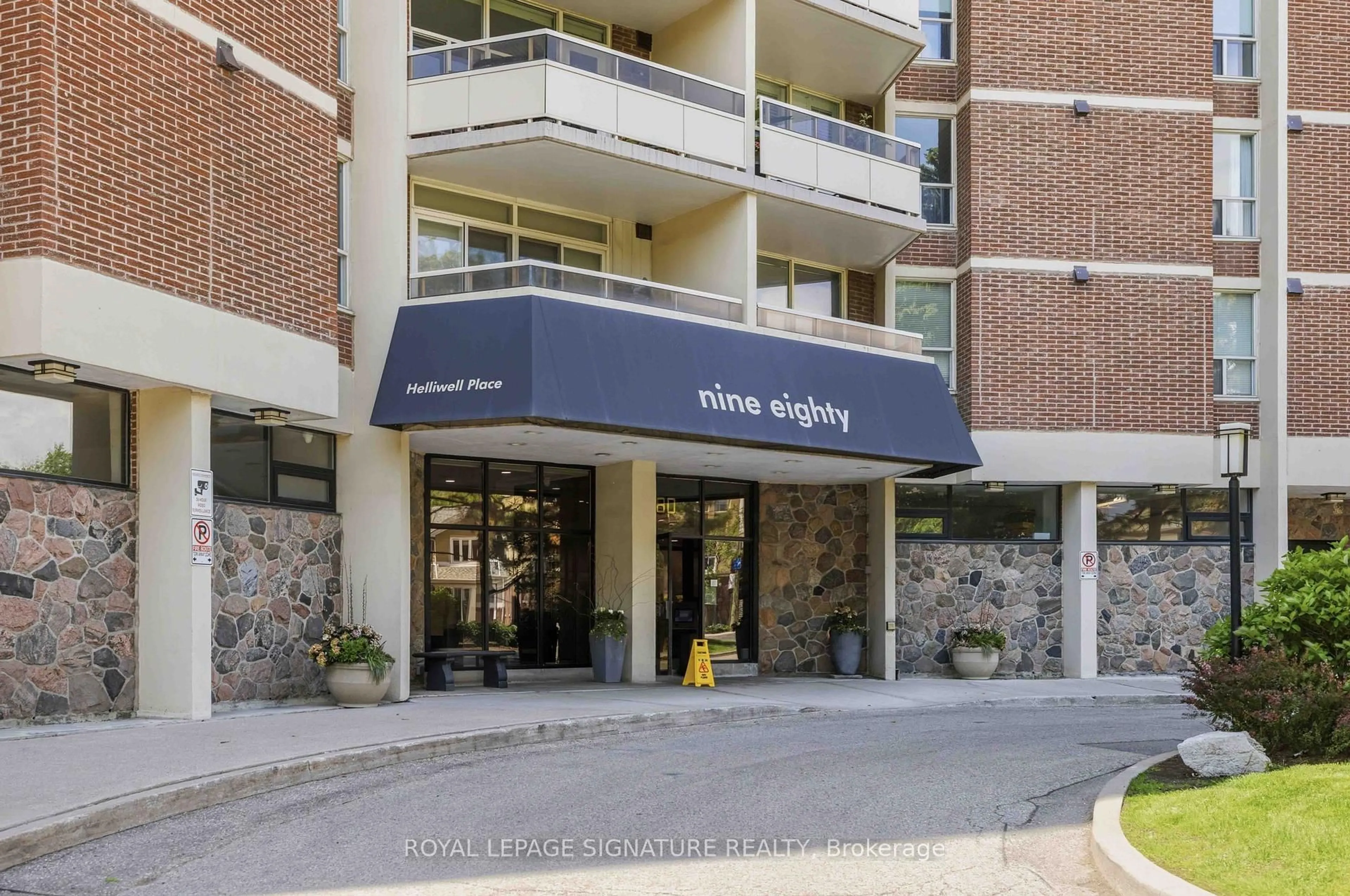 Indoor foyer for 980 Broadview Ave #1502, Toronto Ontario M4K 3Y1
