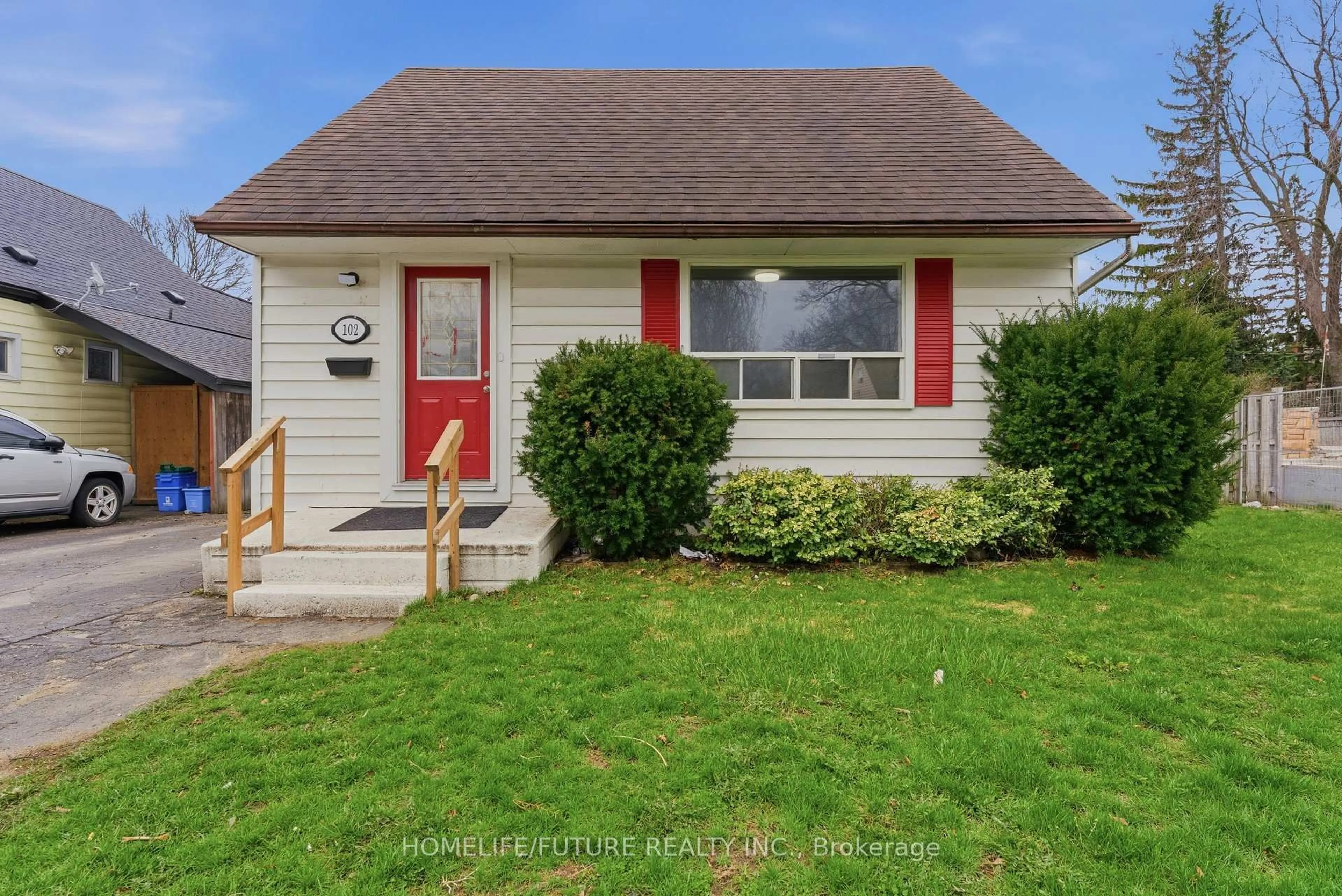 Home with vinyl exterior material, street for 102 Kings Cres, Ajax Ontario L1S 2M7