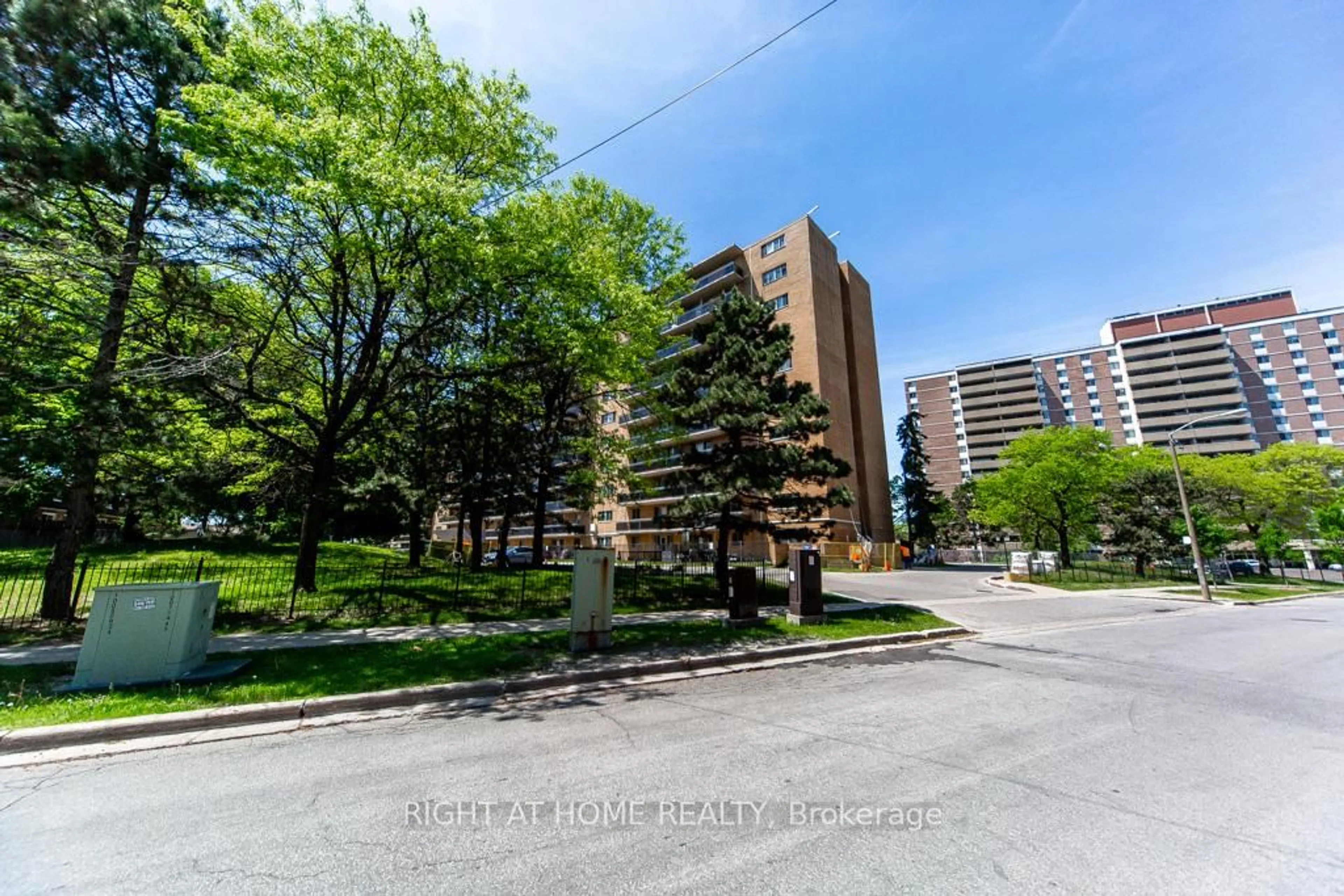 Patio, street for 100 Dundalk Dr #315, Toronto Ontario M1P 4V2