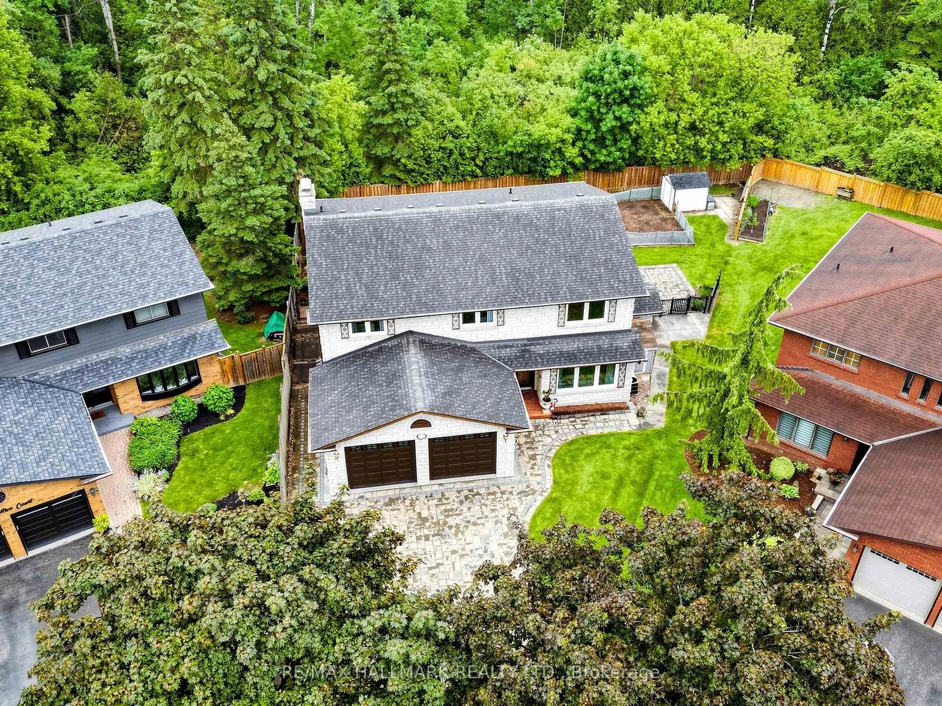 A pic from outside/outdoor area/front of a property/back of a property/a pic from drone, unknown for 1038 Pinetree Crt, Oshawa Ontario L1K 1P4