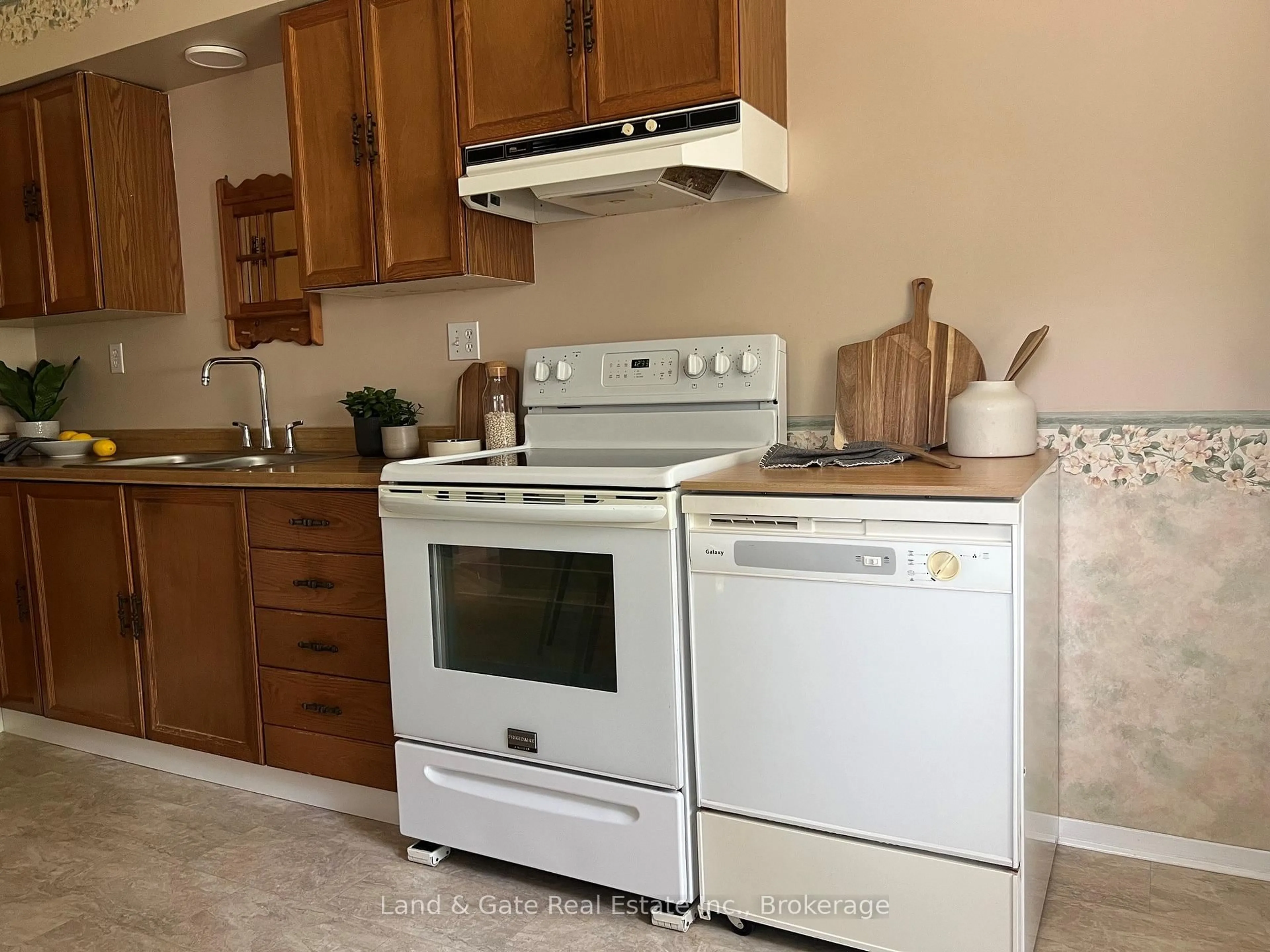 Standard kitchen, unknown for 1286 Pinehurst Ave, Oshawa Ontario L1H 8G5