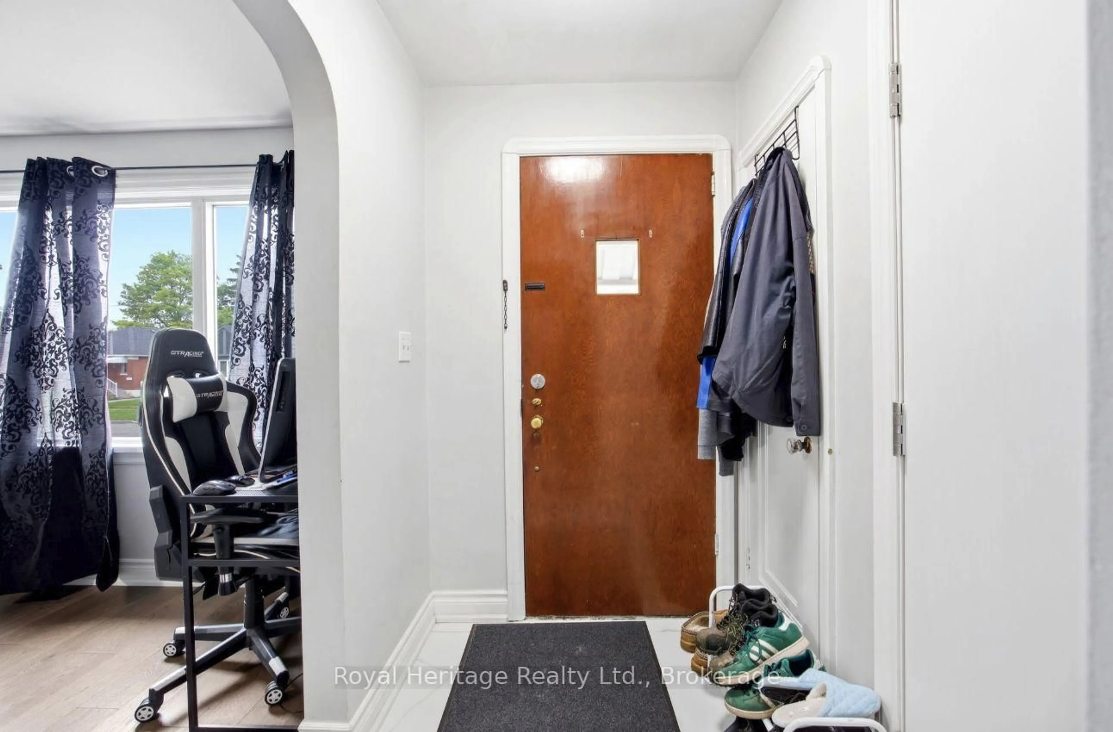 Indoor entryway for 96 Oakes Ave, Oshawa Ontario L1G 6C6