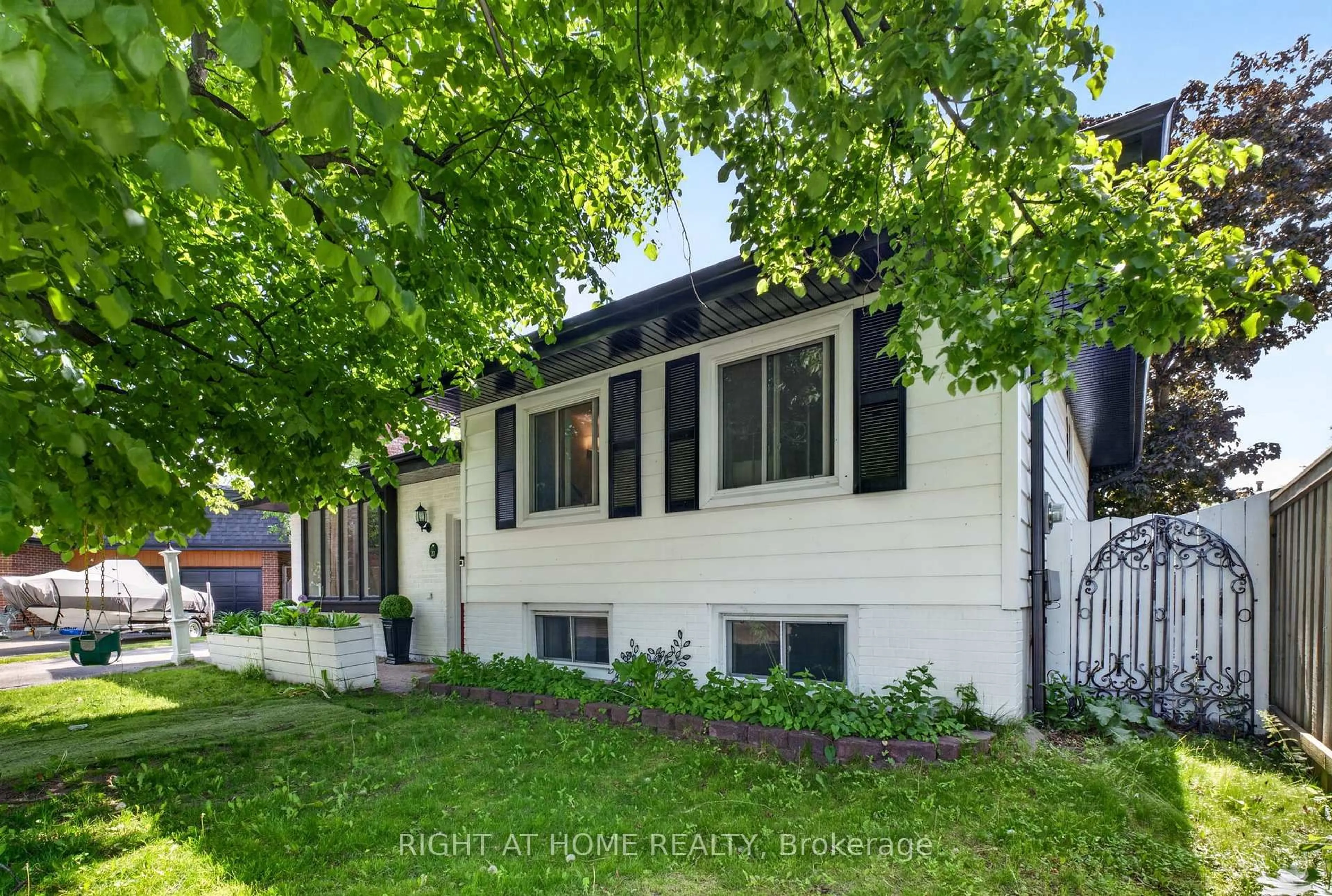 Home with vinyl exterior material, street for 20 Cardiff Crt, Whitby Ontario L1N 5N9