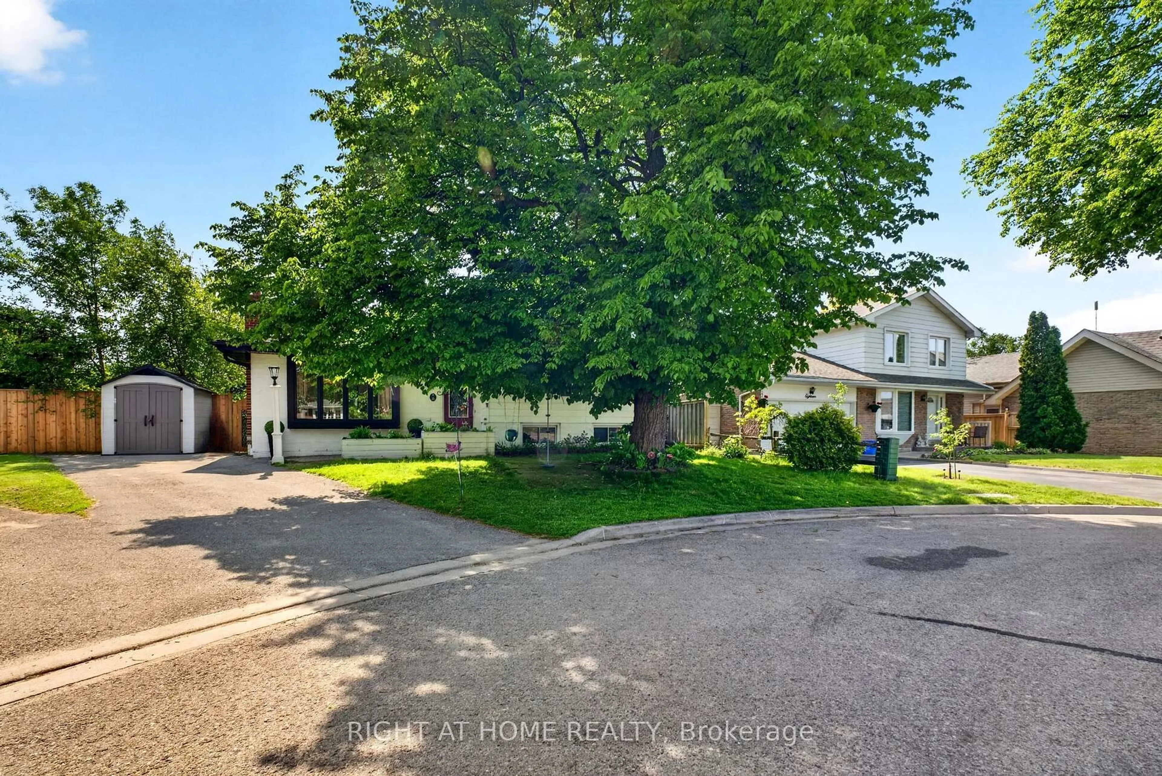 A pic from outside/outdoor area/front of a property/back of a property/a pic from drone, street for 20 Cardiff Crt, Whitby Ontario L1N 5N9