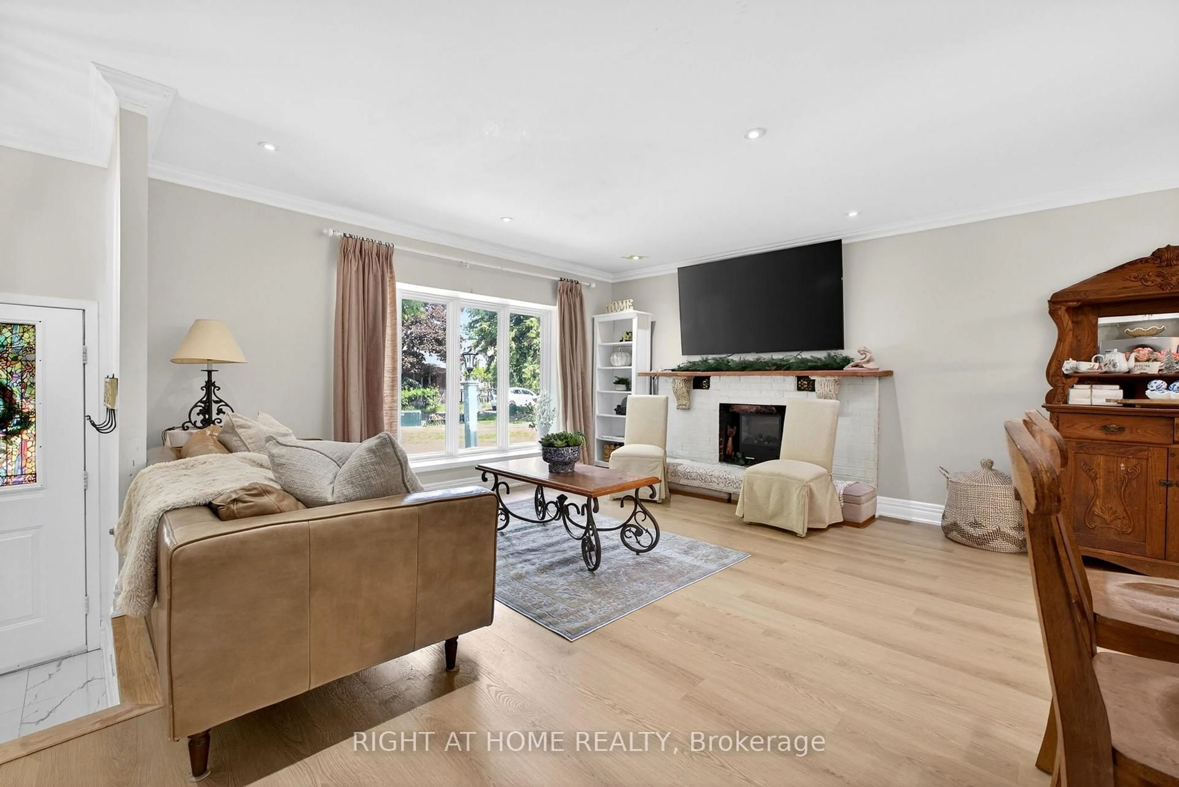 Living room with furniture, wood/laminate floor for 20 Cardiff Crt, Whitby Ontario L1N 5N9