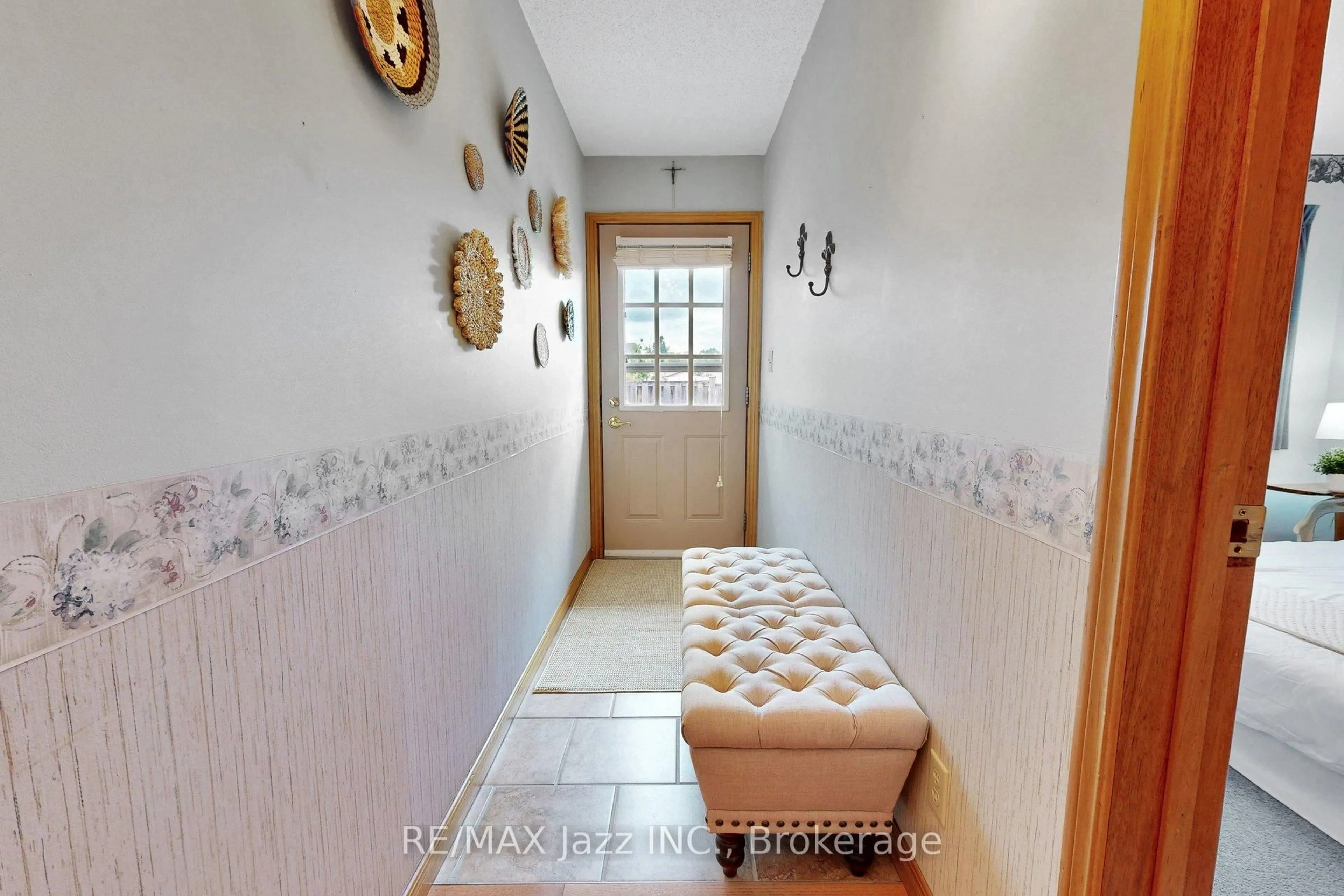 Indoor entryway for 234 Water St #4, Scugog Ontario L9L 1C4