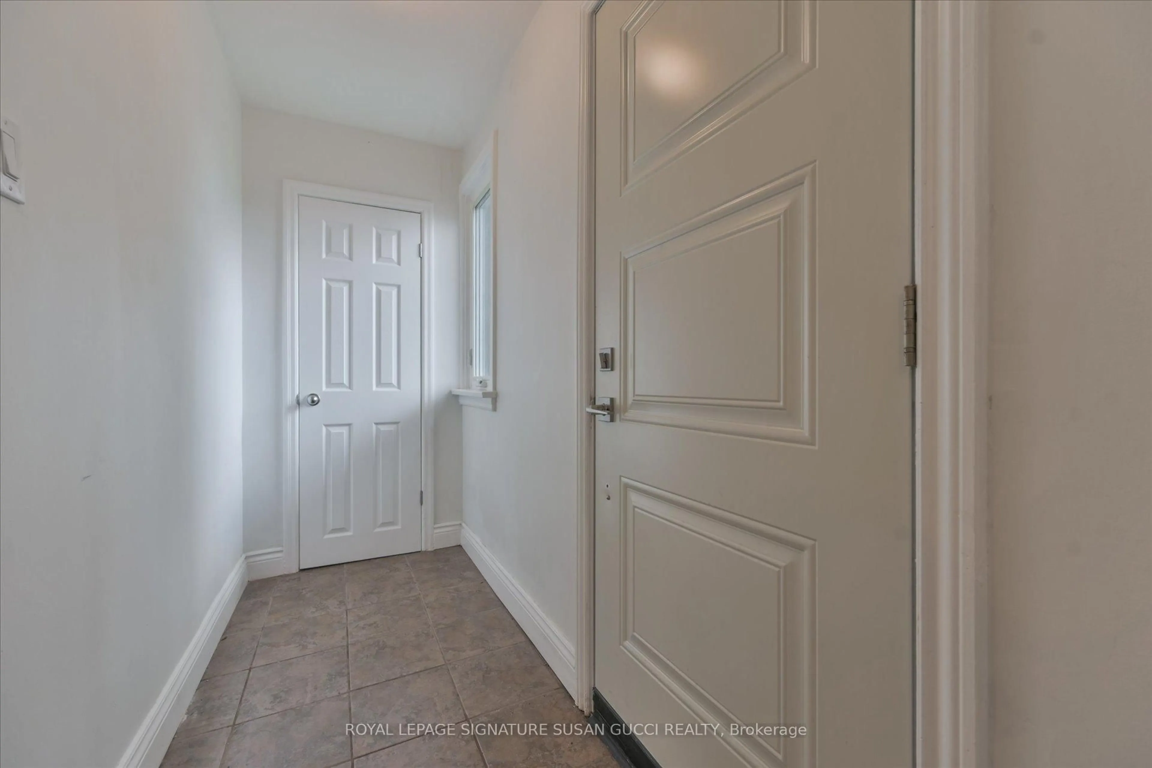 Indoor entryway for 27 Bexhill Ave, Toronto Ontario M1L 3B5