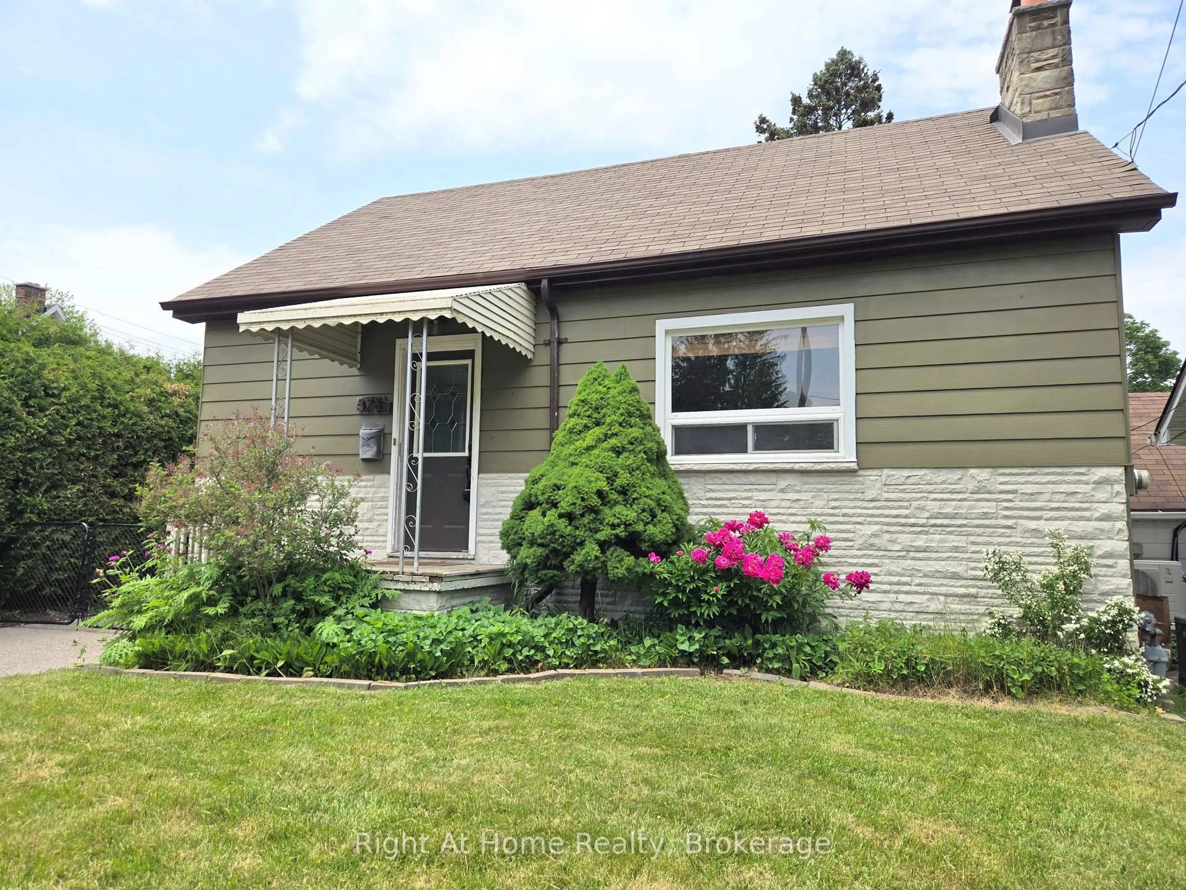 Home with vinyl exterior material, street for 376 Colborne St, Oshawa Ontario L1G 1N1