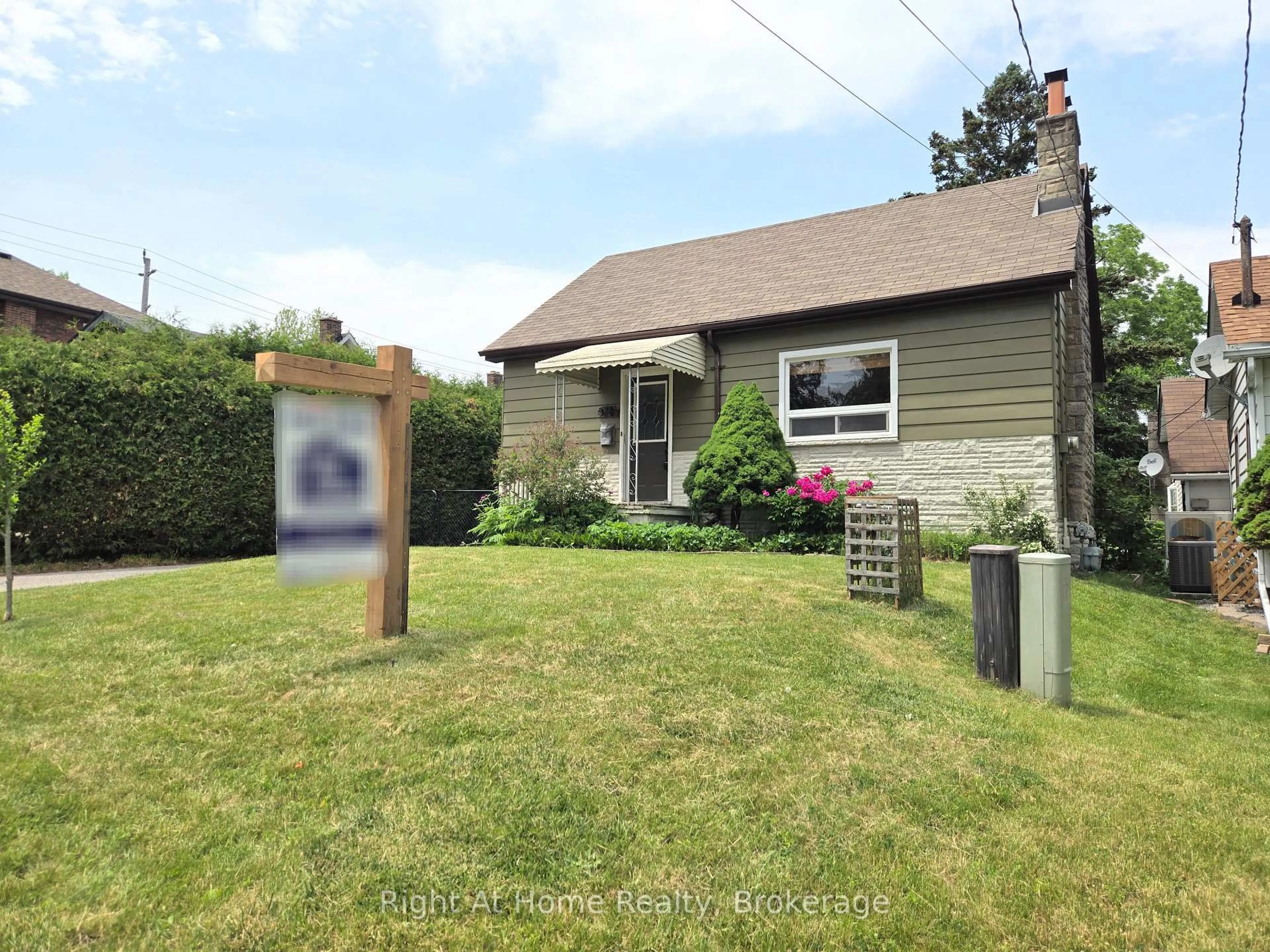 A pic from outside/outdoor area/front of a property/back of a property/a pic from drone, street for 376 Colborne St, Oshawa Ontario L1G 1N1