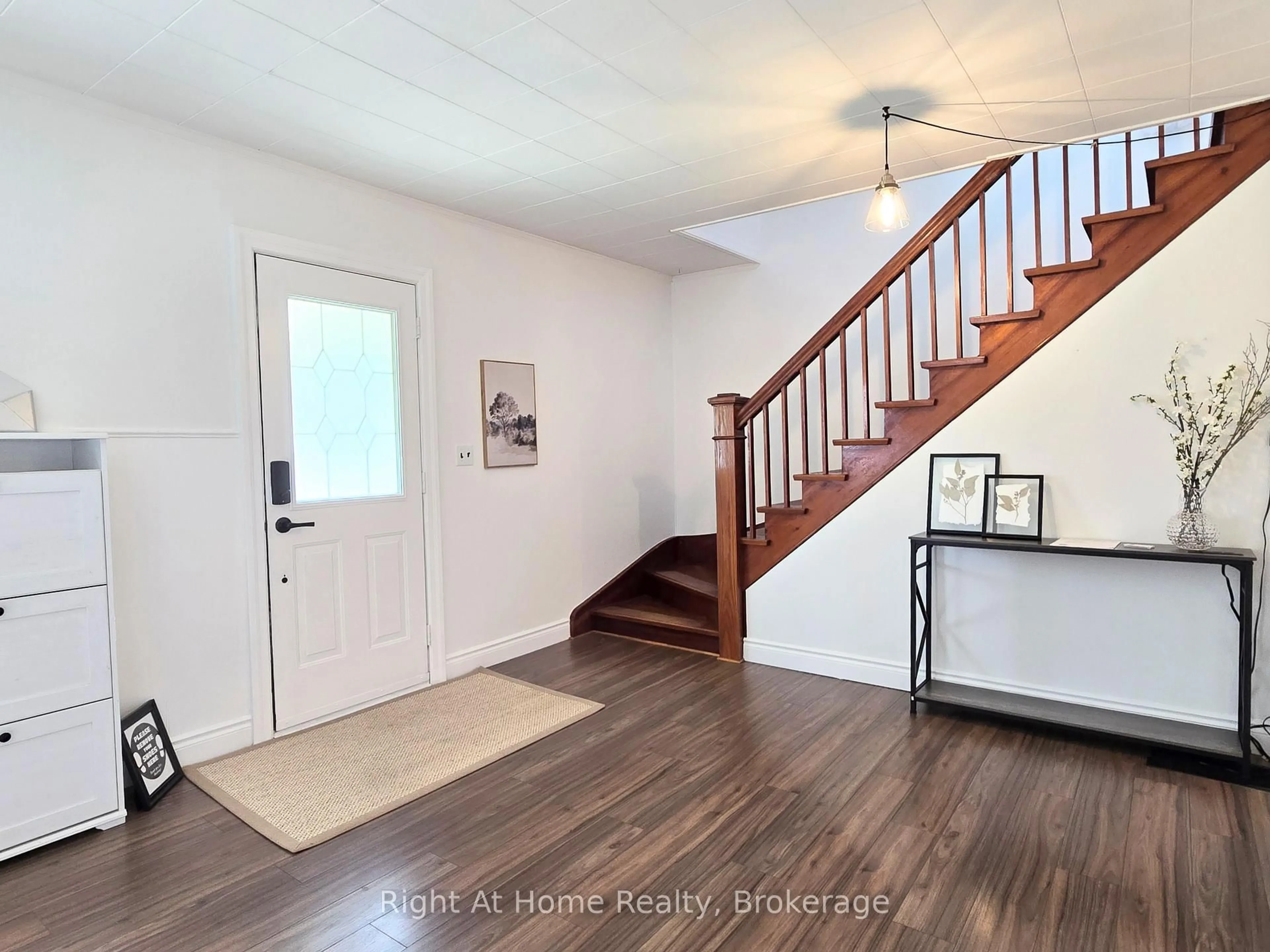 Indoor entryway for 376 Colborne St, Oshawa Ontario L1G 1N1