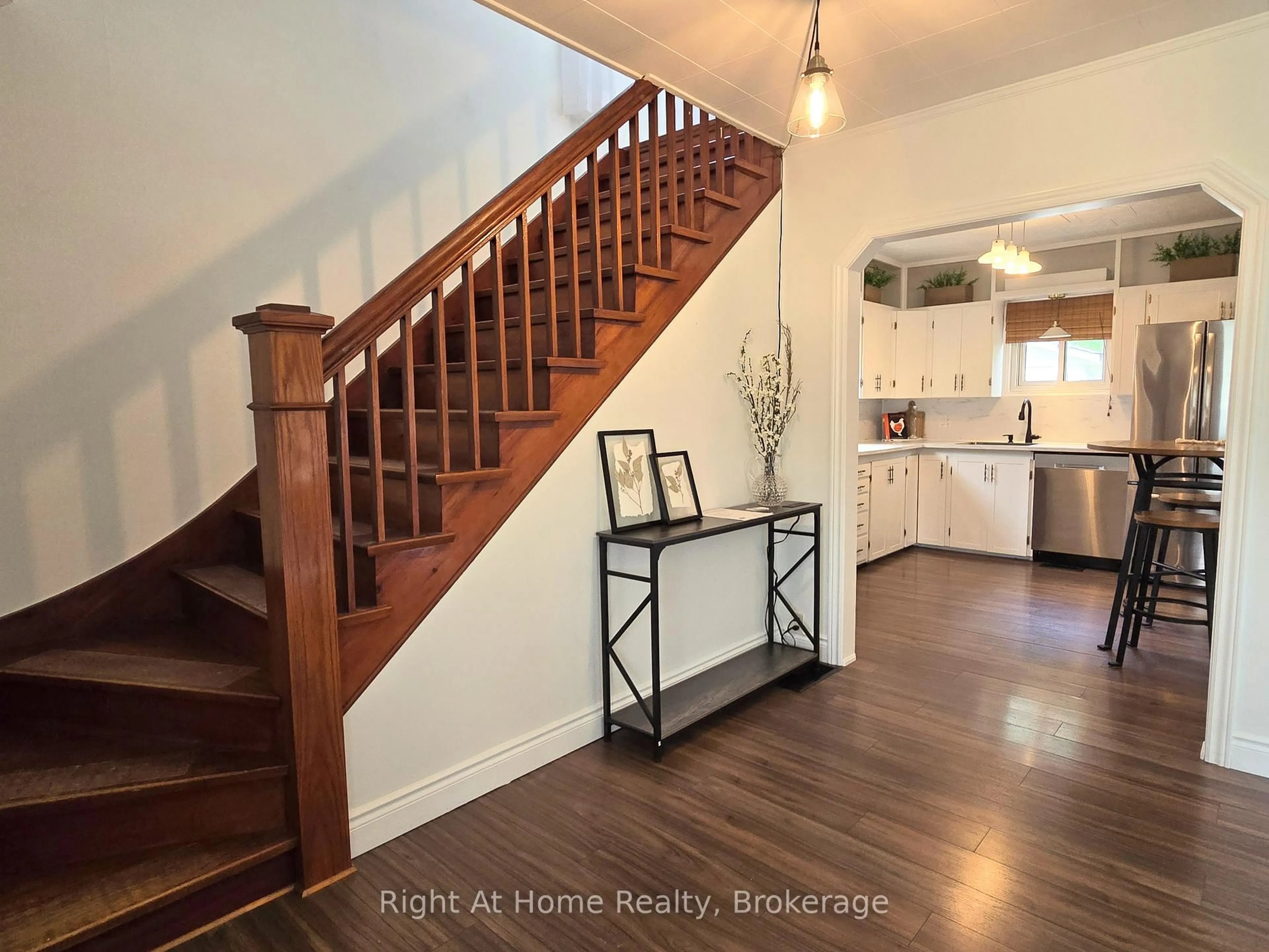 Indoor entryway for 376 Colborne St, Oshawa Ontario L1G 1N1