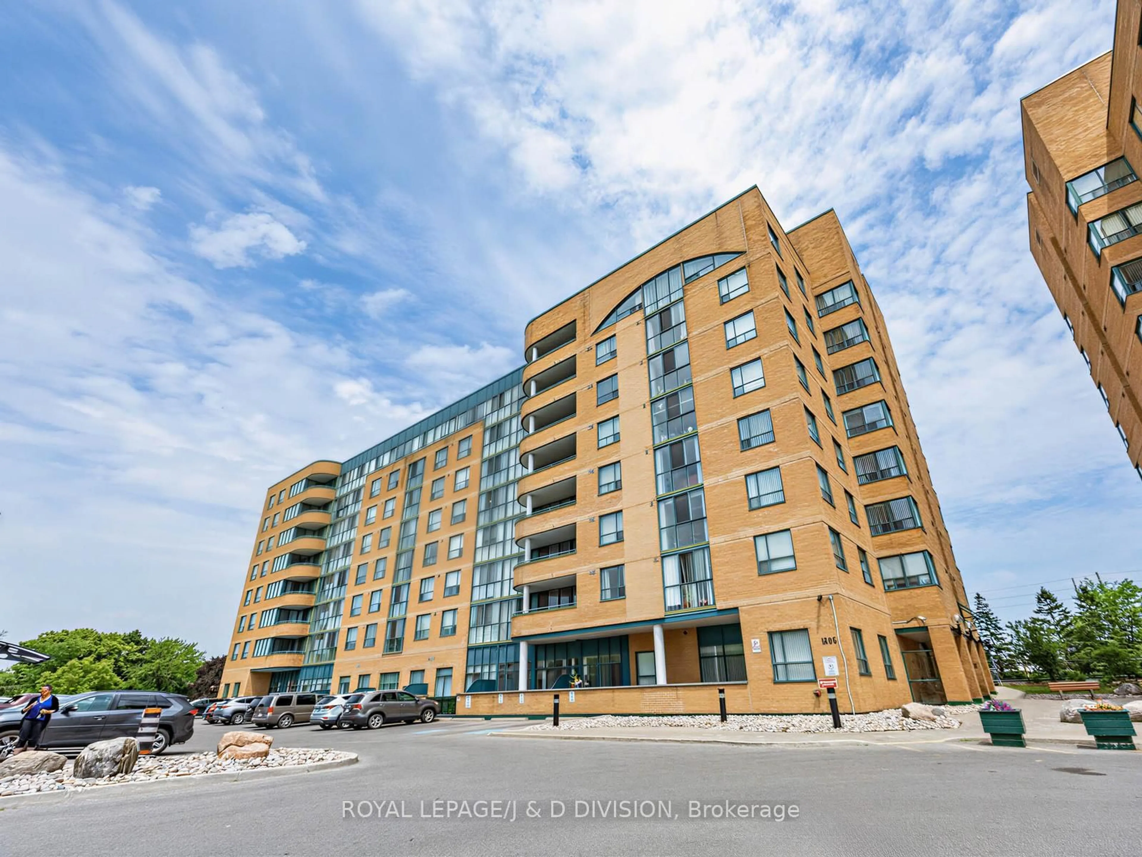 A pic from outside/outdoor area/front of a property/back of a property/a pic from drone, building for 1665 Pickering Pkwy #211, Pickering Ontario L1V 6L4