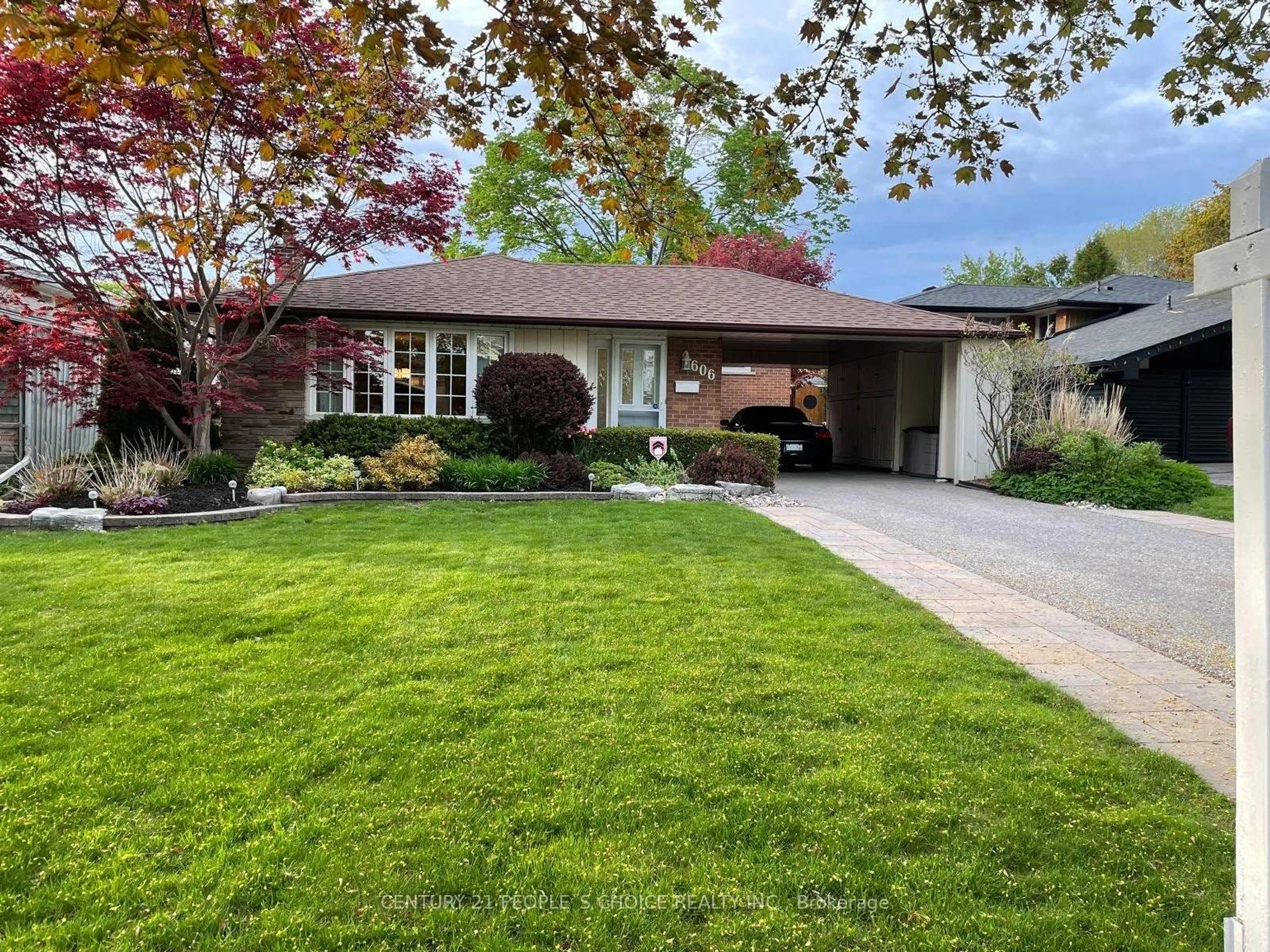 Home with brick exterior material, street for 606 Dundee Ave, Oshawa Ontario L1J 2X1