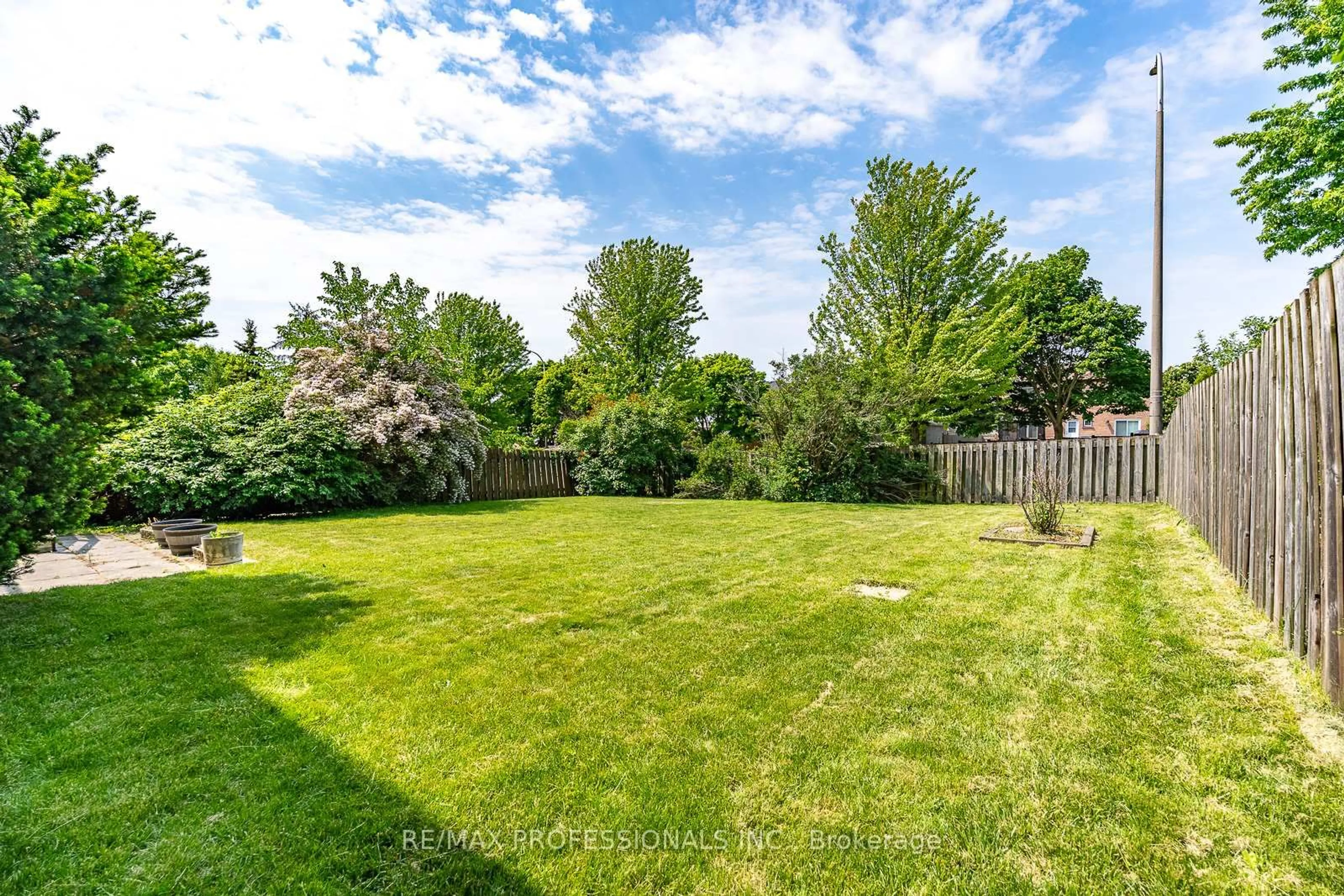 Patio, unknown for 24 Hawkstone Cres, Whitby Ontario L1N 6R6
