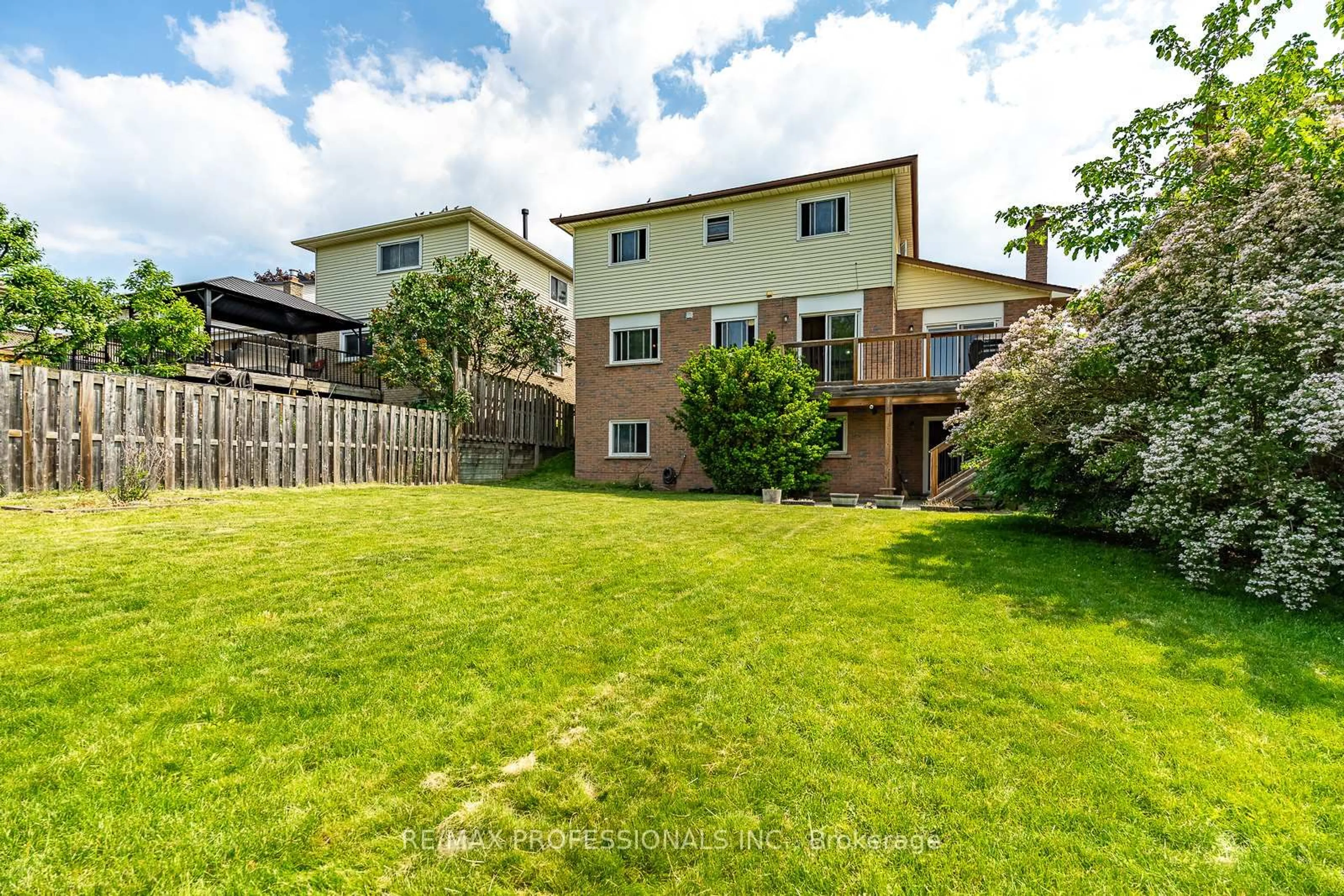 A pic from outside/outdoor area/front of a property/back of a property/a pic from drone, unknown for 24 Hawkstone Cres, Whitby Ontario L1N 6R6