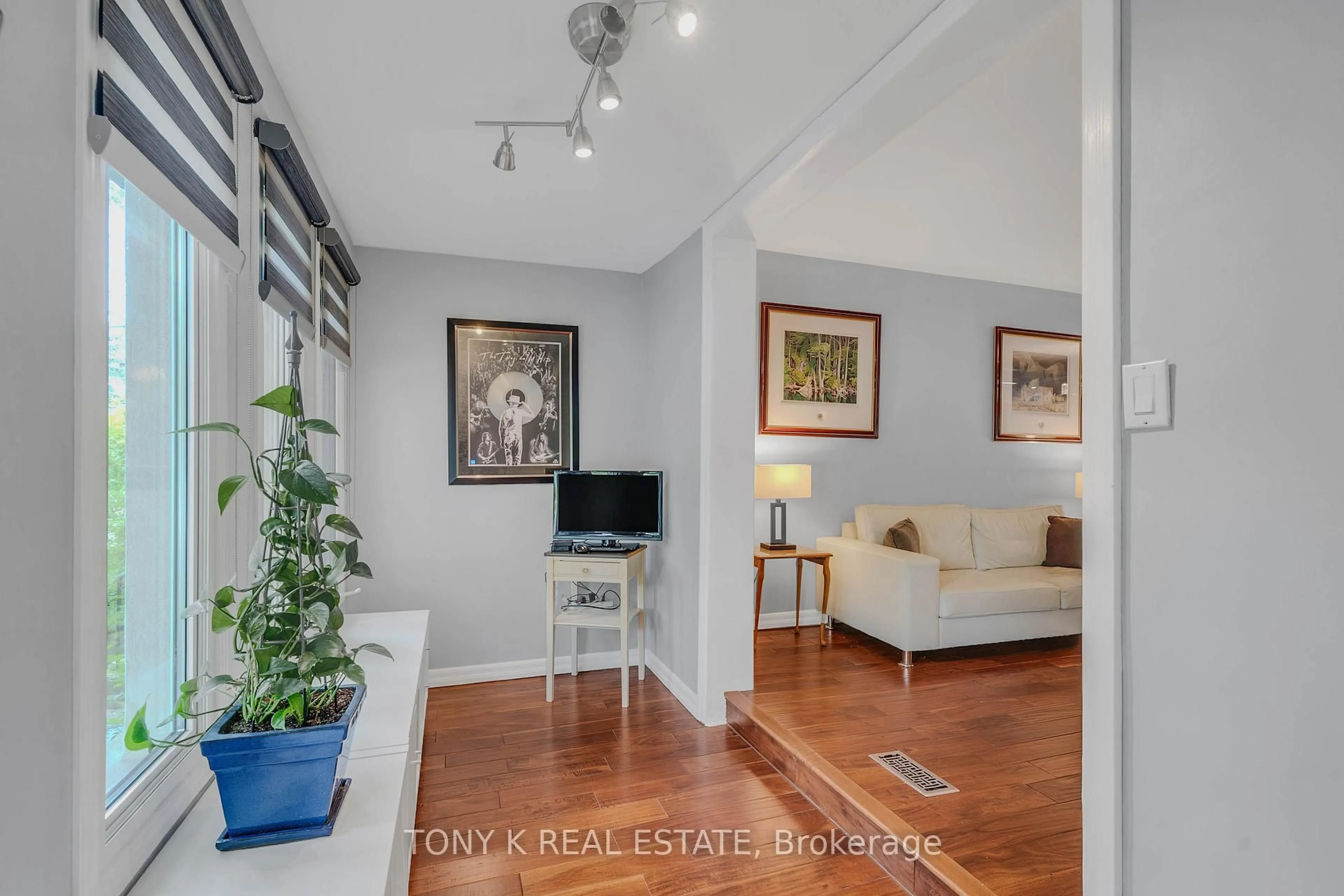 Living room with furniture, unknown for 111 Eastwood Ave, Toronto Ontario M1N 3H4