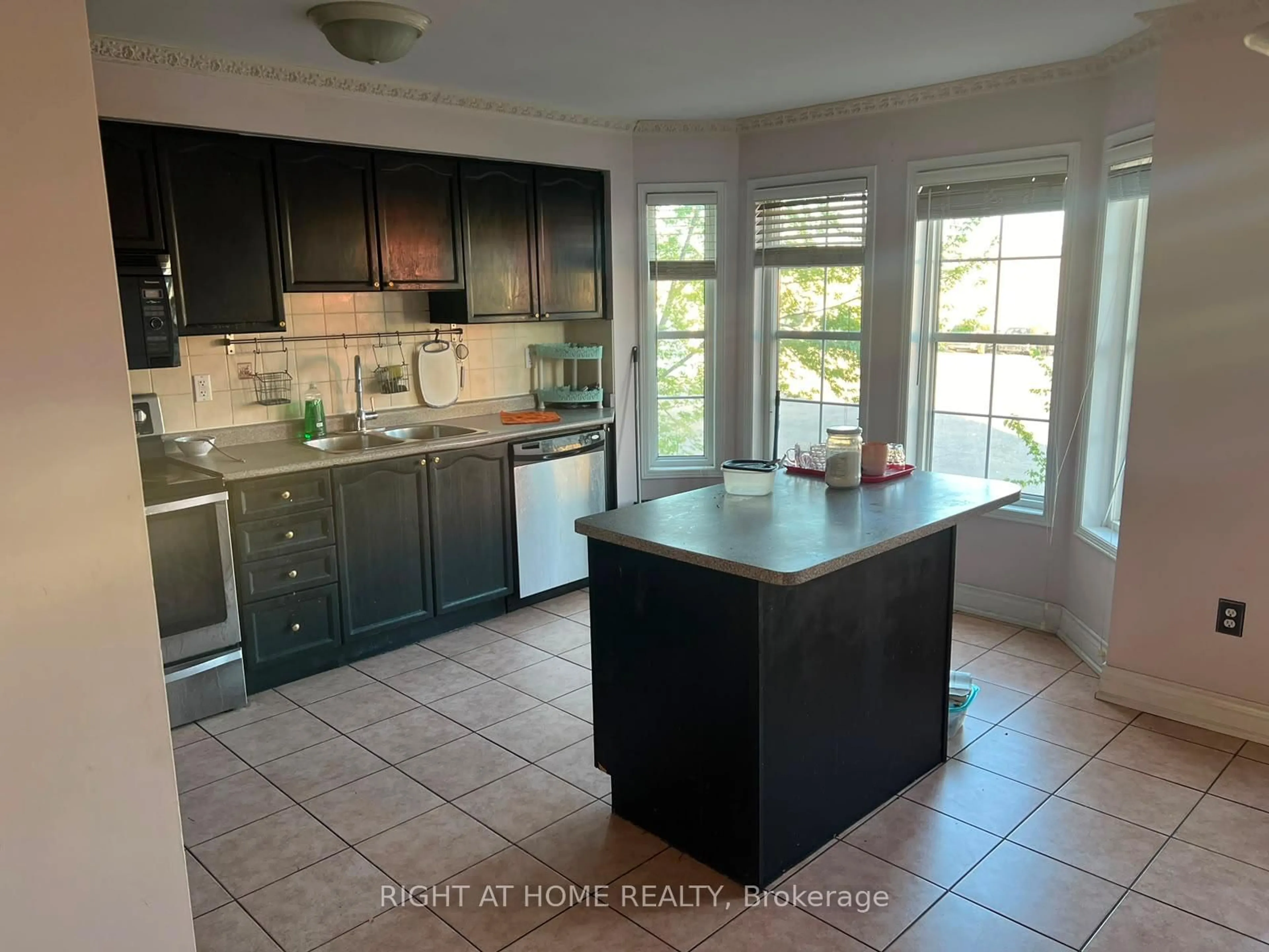 Open concept kitchen, ceramic/tile floor for 37 Archibald Mews, Toronto Ontario M1P 0A5