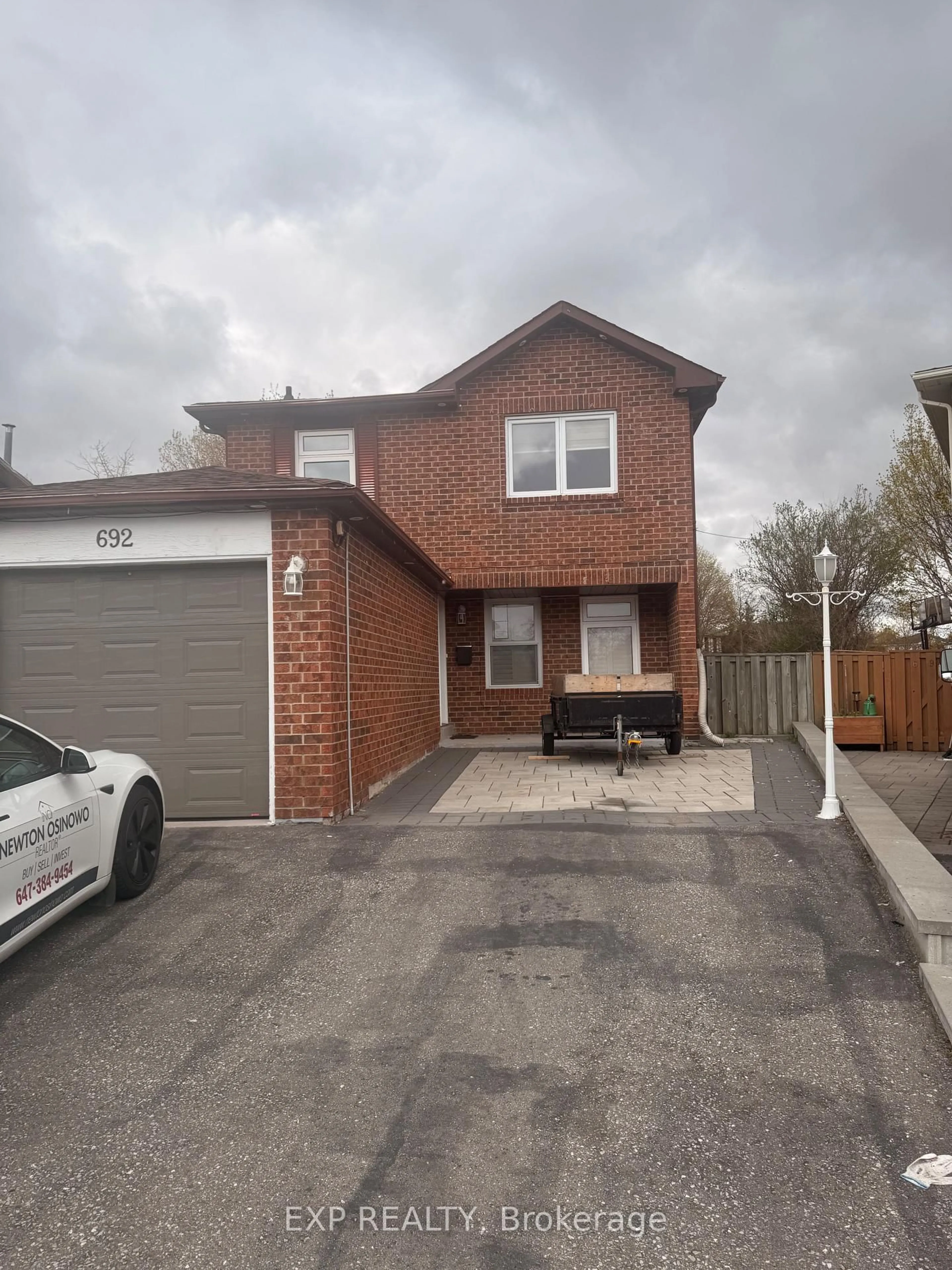 Unknown for 692 Sultana Sq, Pickering Ontario L1V 3Y3
