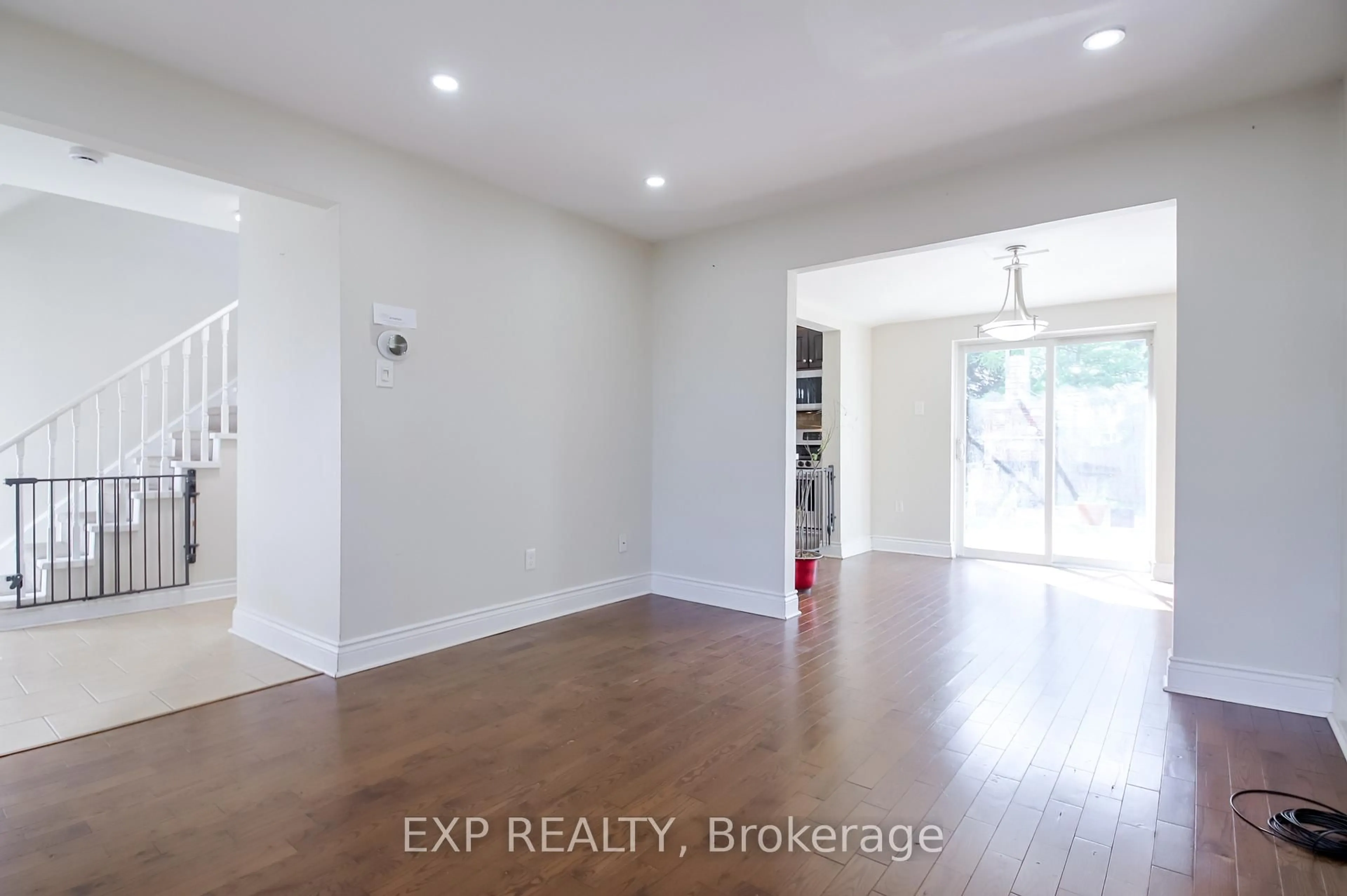 Indoor entryway for 692 Sultana Sq, Pickering Ontario L1V 3Y3