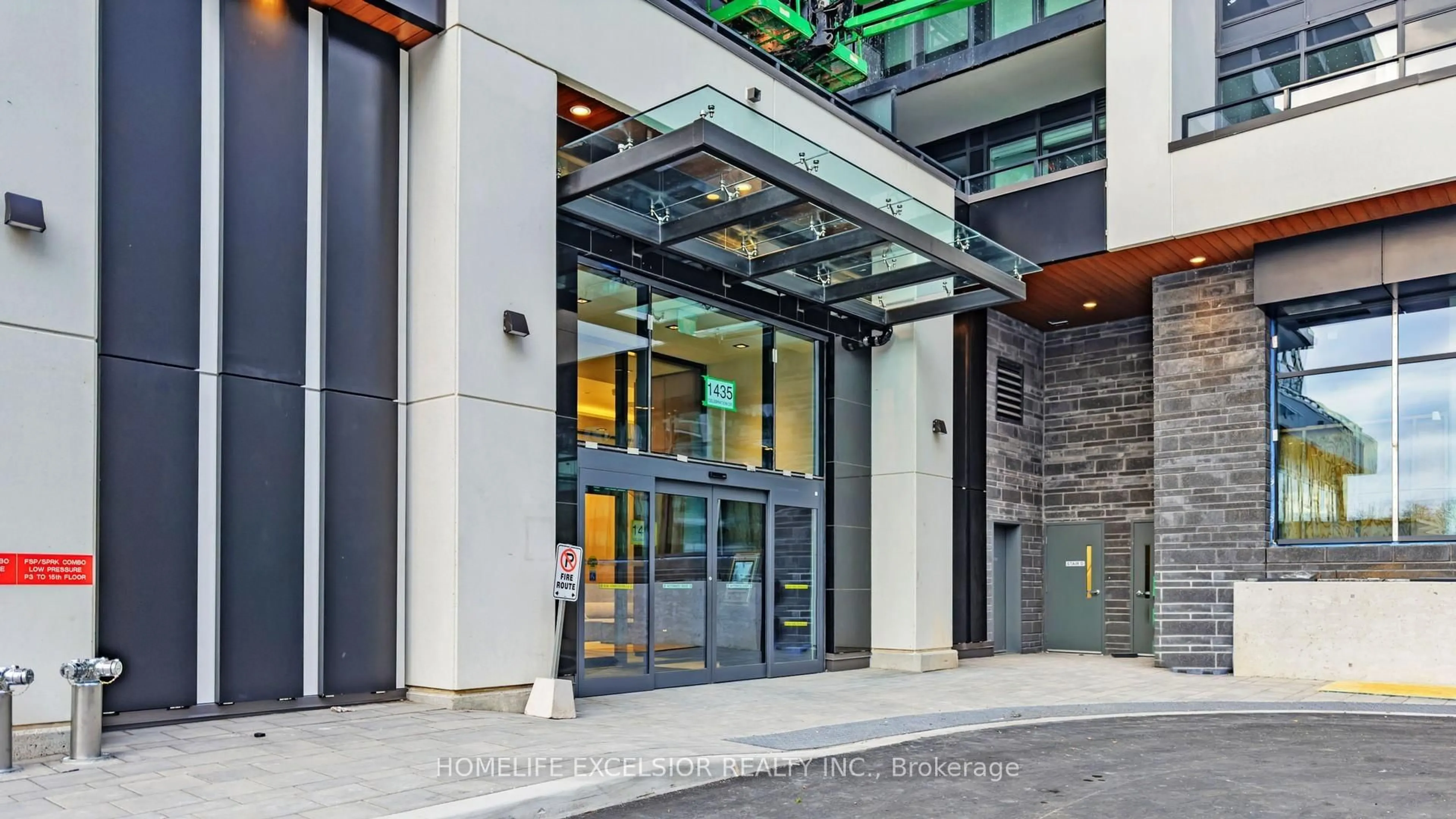Indoor foyer for 1435 Celebration Dr #405, Pickering Ontario L1W 0C4