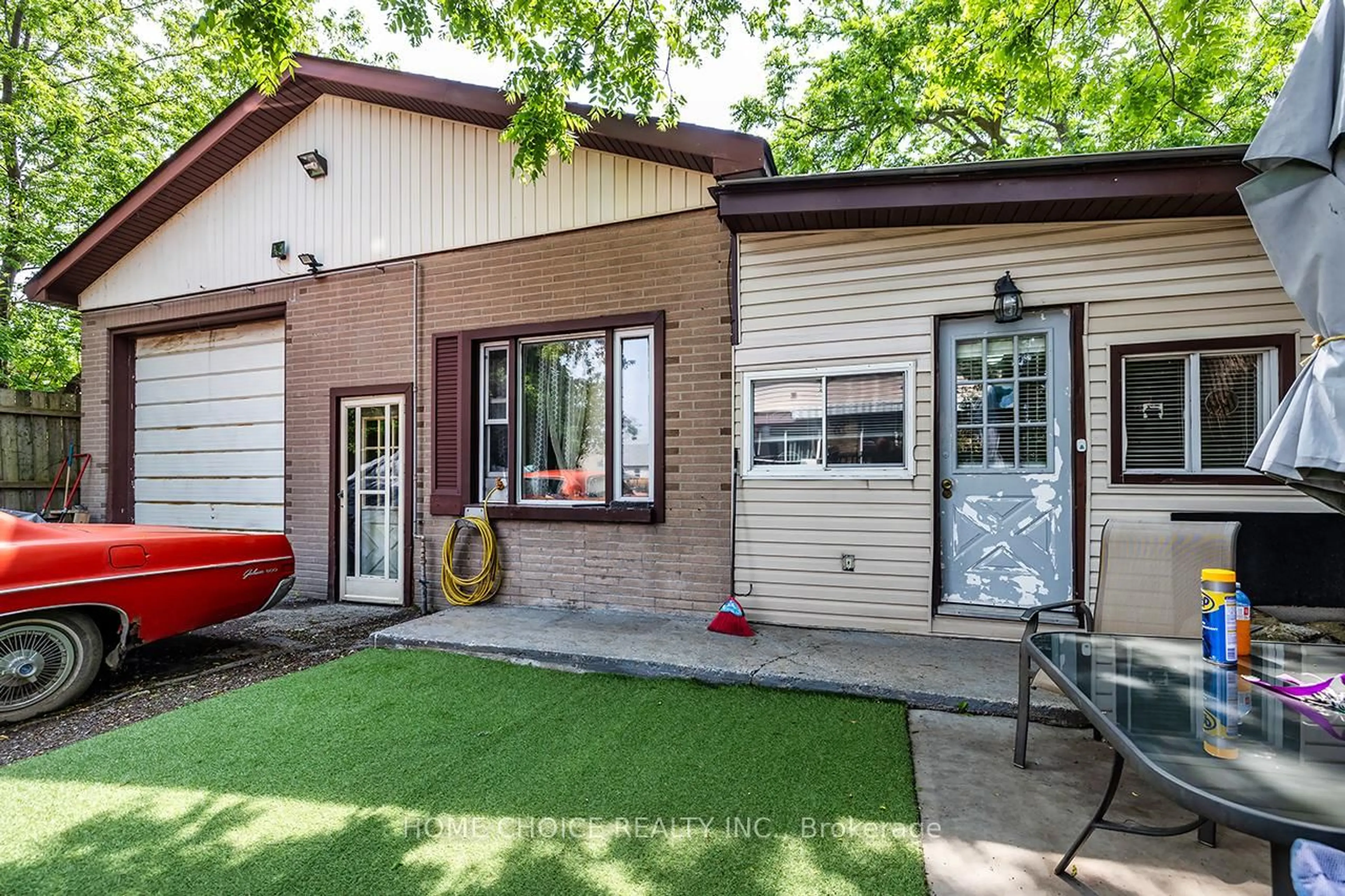 Home with vinyl exterior material, street for 30 Grenfell St, Oshawa Ontario L1J 4V8