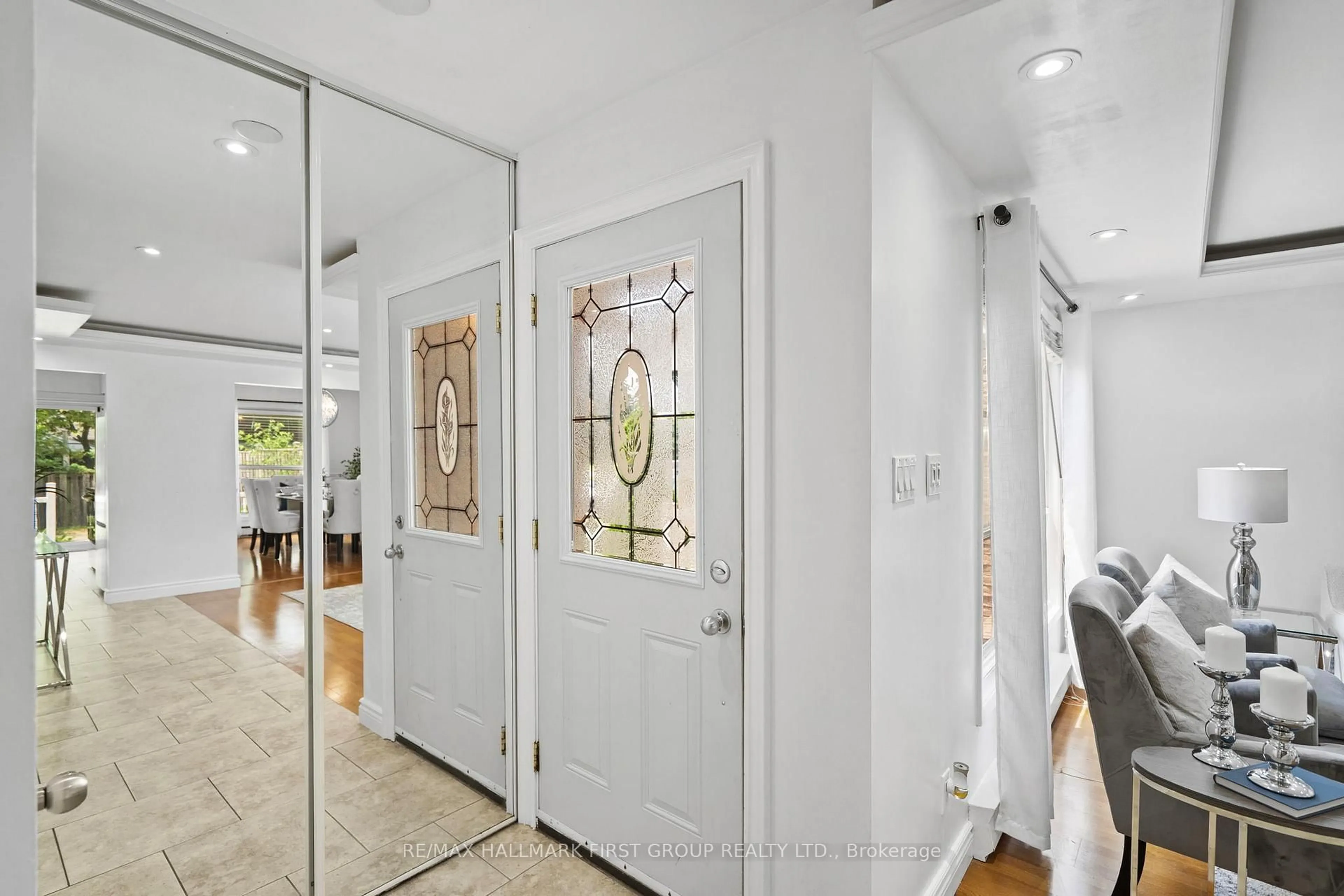 Indoor entryway for 543 Dorchester Dr, Oshawa Ontario L1J 6L3