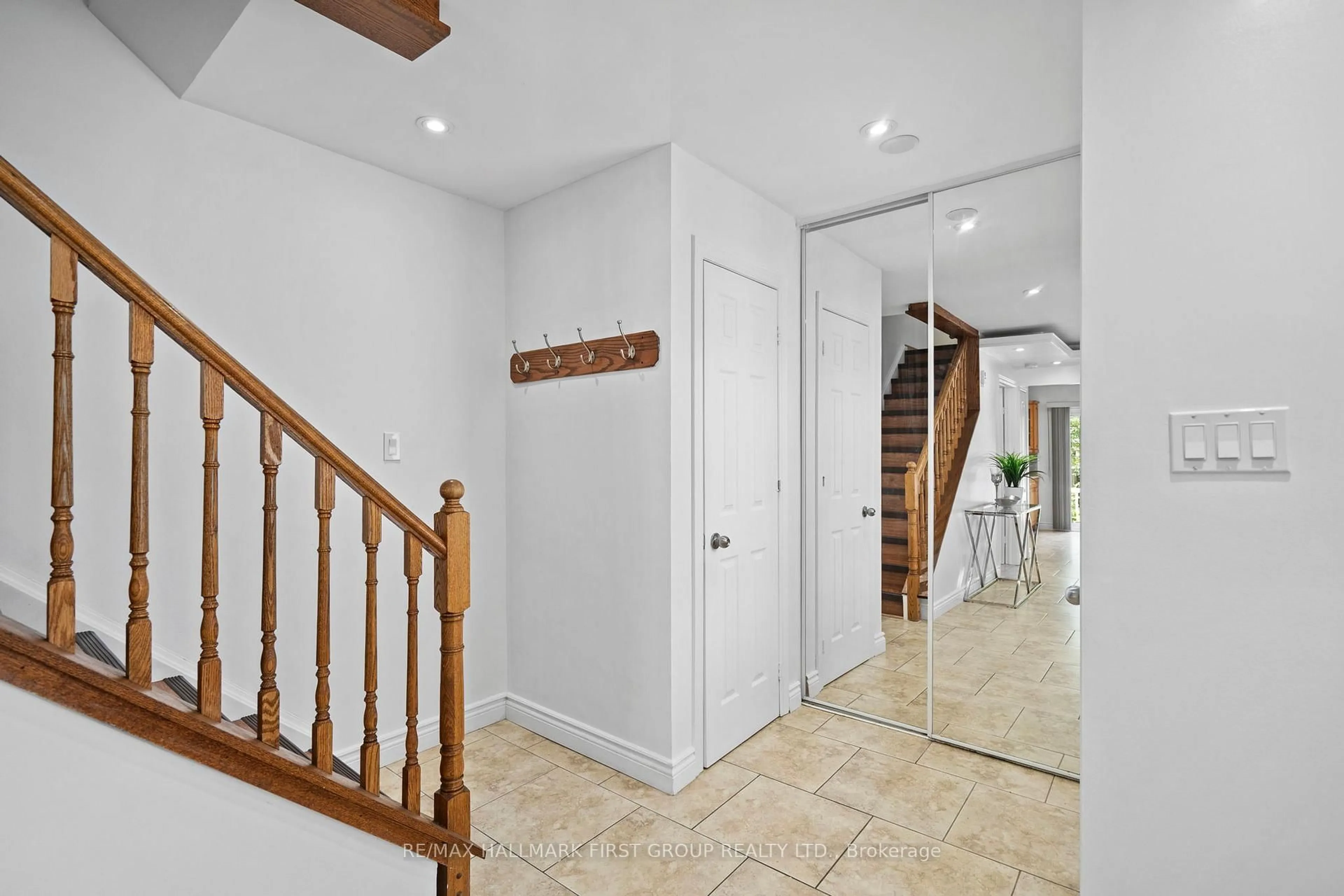 Indoor entryway for 543 Dorchester Dr, Oshawa Ontario L1J 6L3