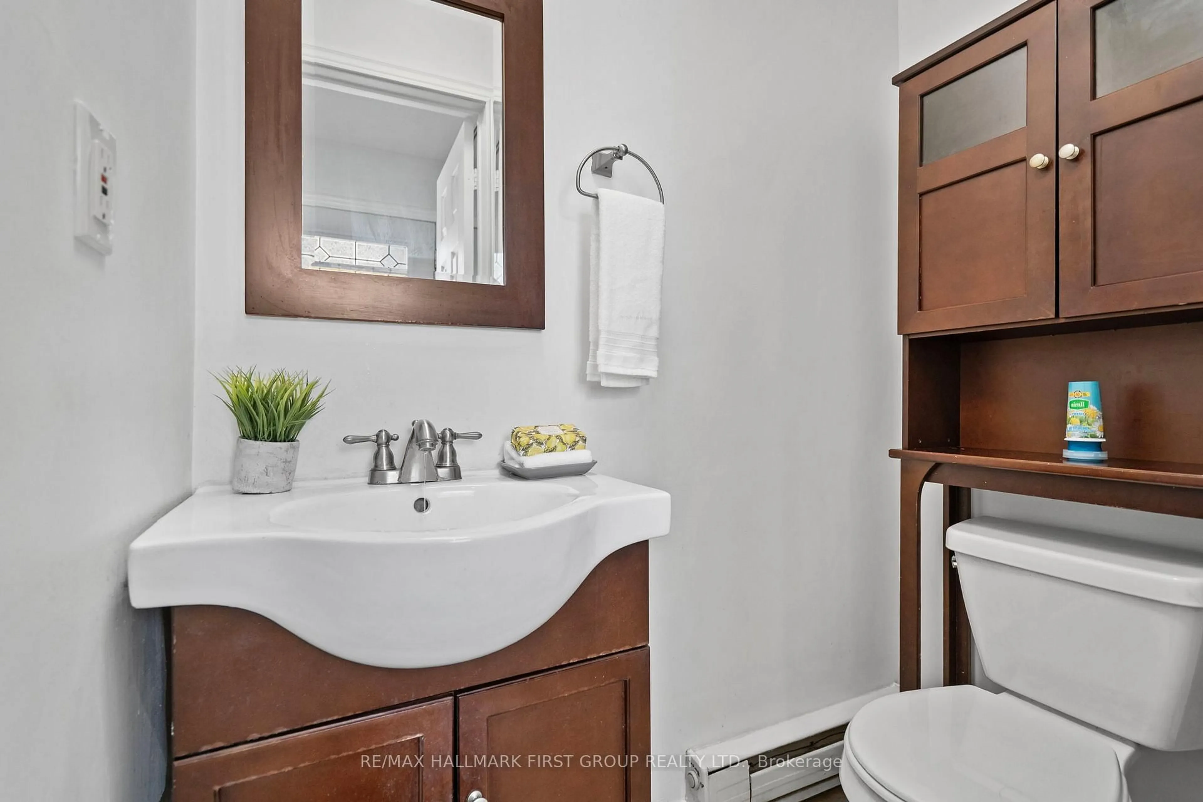 Standard bathroom, ceramic/tile floor for 543 Dorchester Dr, Oshawa Ontario L1J 6L3