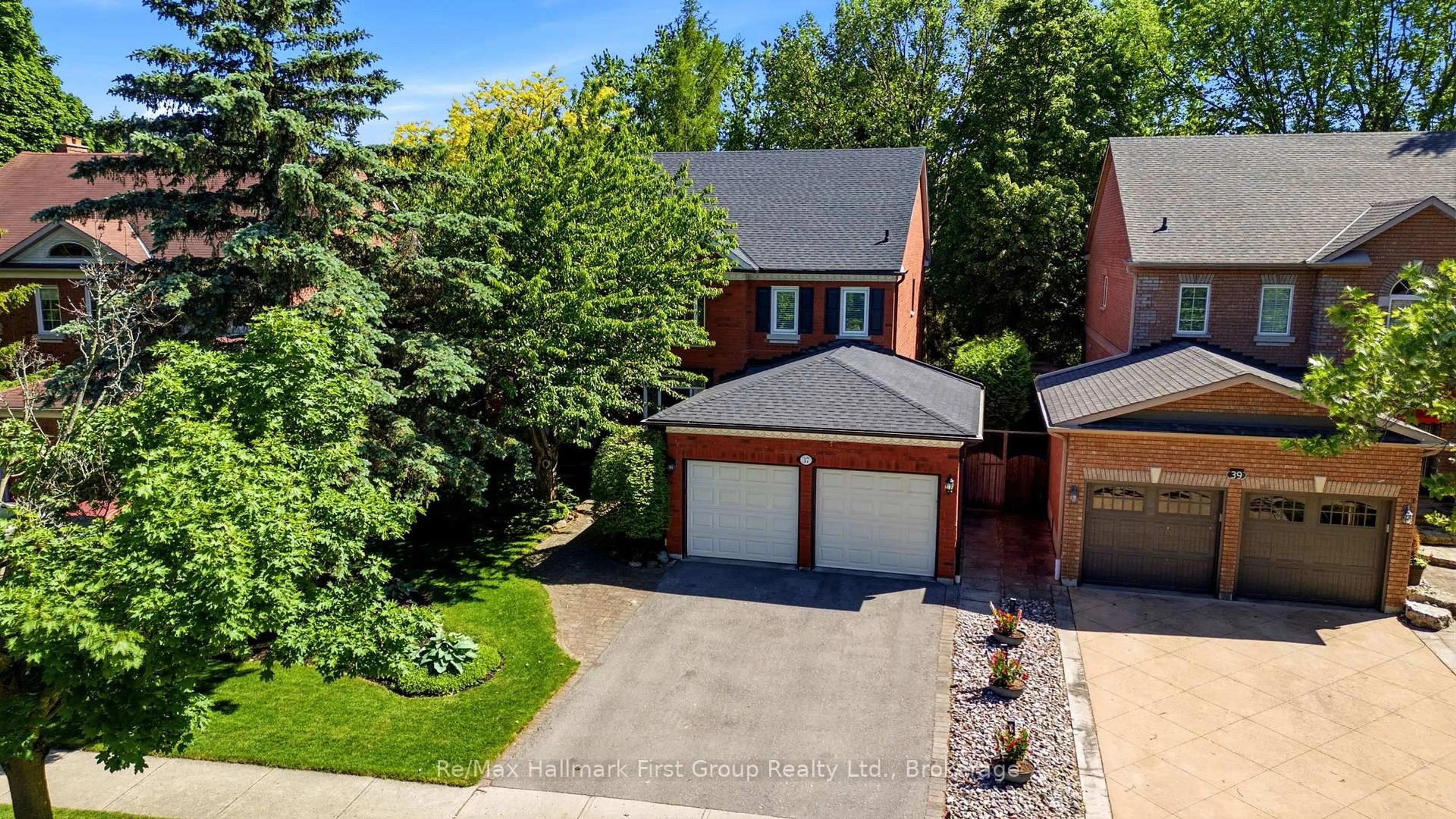 A pic from outside/outdoor area/front of a property/back of a property/a pic from drone, street for 37 Kennett Dr, Whitby Ontario L1P 1L5