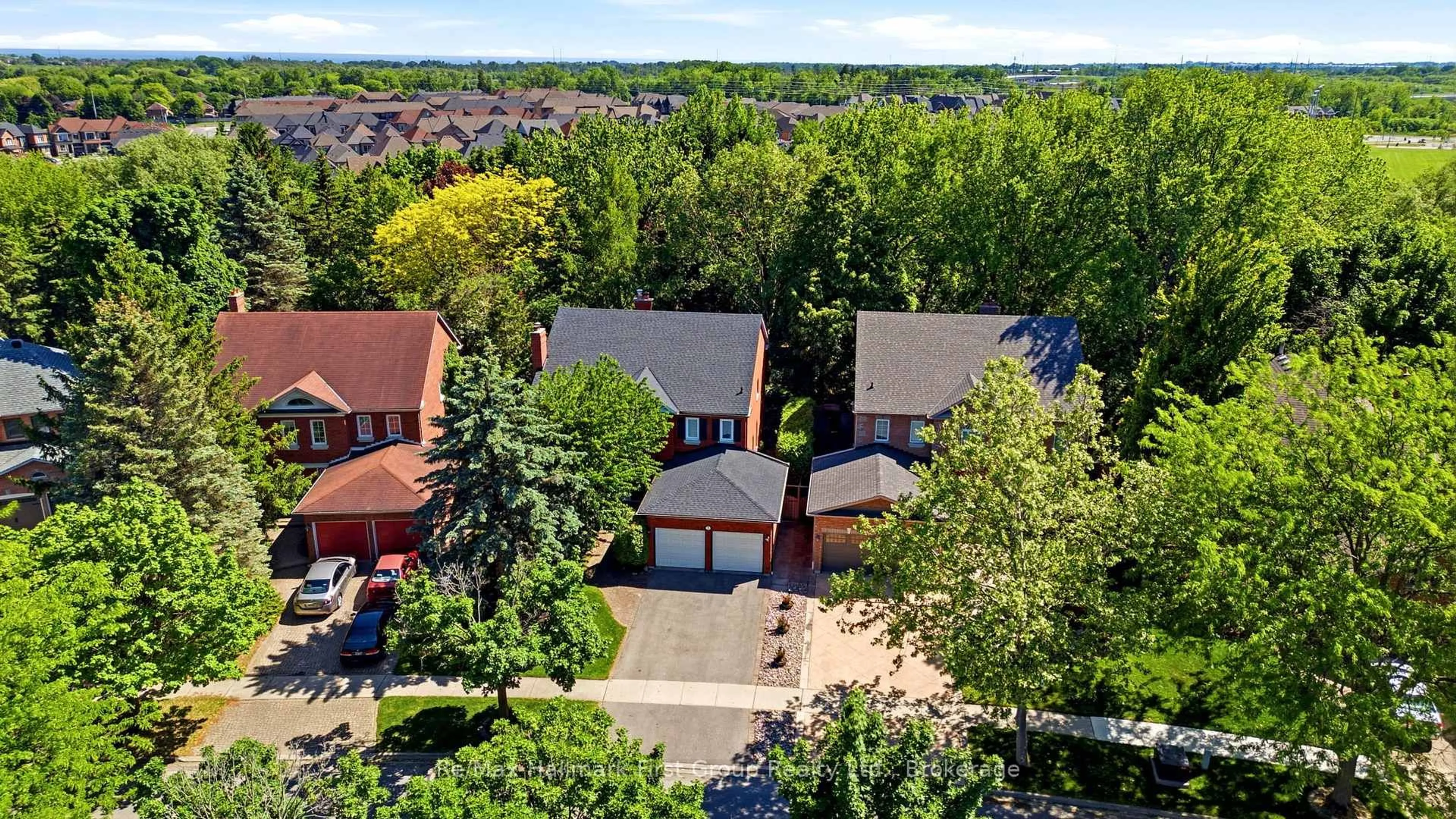 A pic from outside/outdoor area/front of a property/back of a property/a pic from drone, street for 37 Kennett Dr, Whitby Ontario L1P 1L5