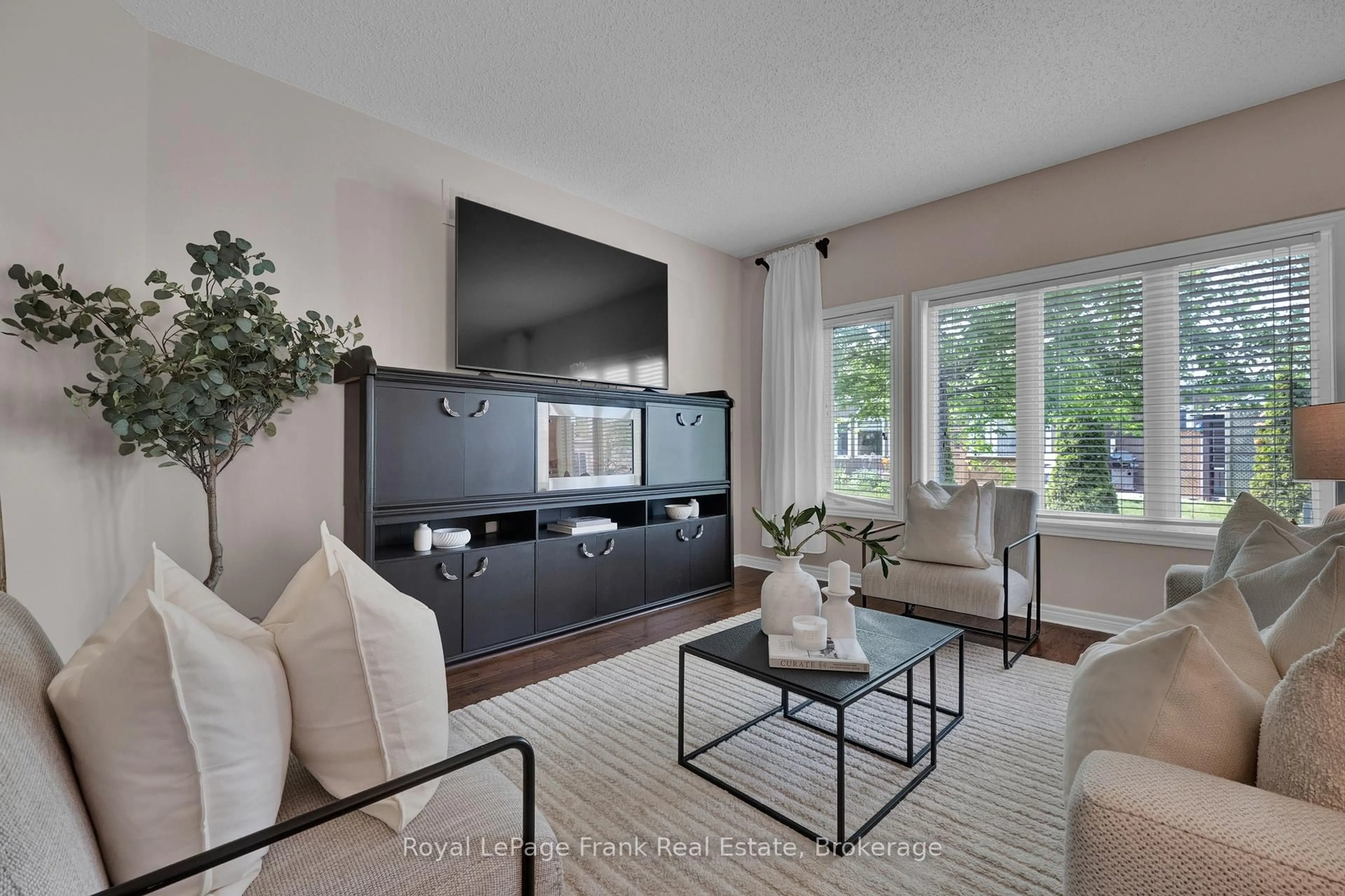 Living room with furniture, unknown for 20 Kissingbridge Lane, Clarington Ontario L1B 0B2