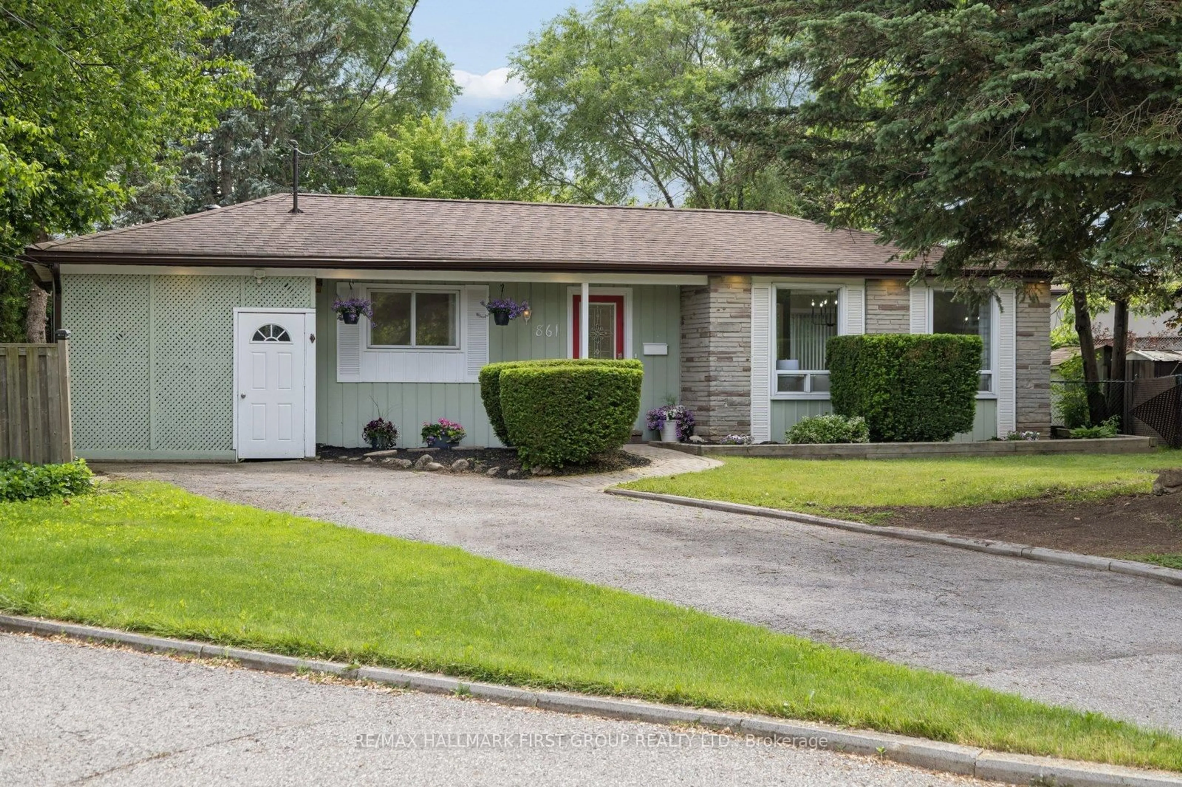 Home with vinyl exterior material, street for 861 Boxworth Pl, Pickering Ontario L1W 2K9