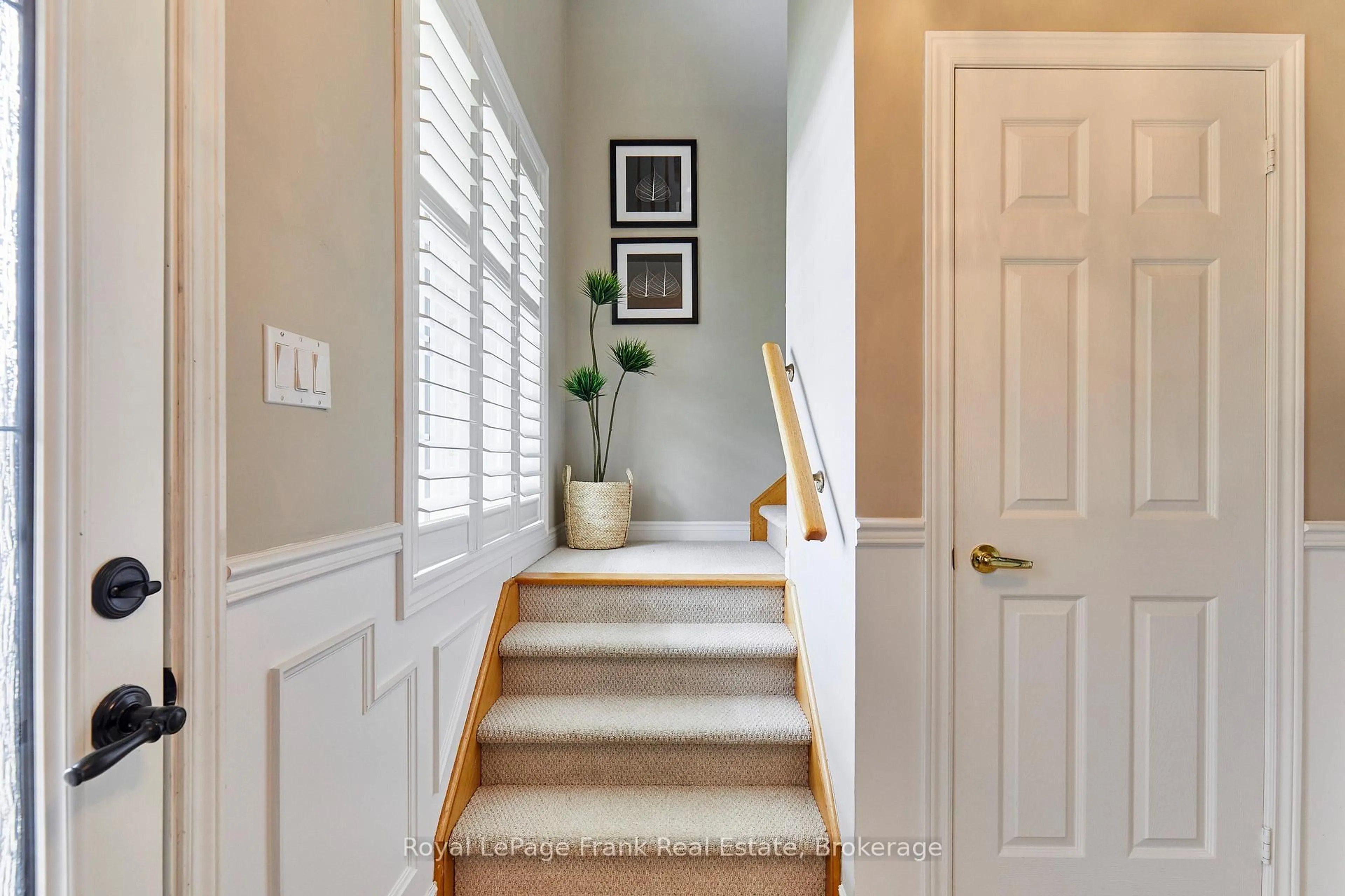 Indoor entryway for 58 Waterbury Cres, Scugog Ontario L9L 1R9