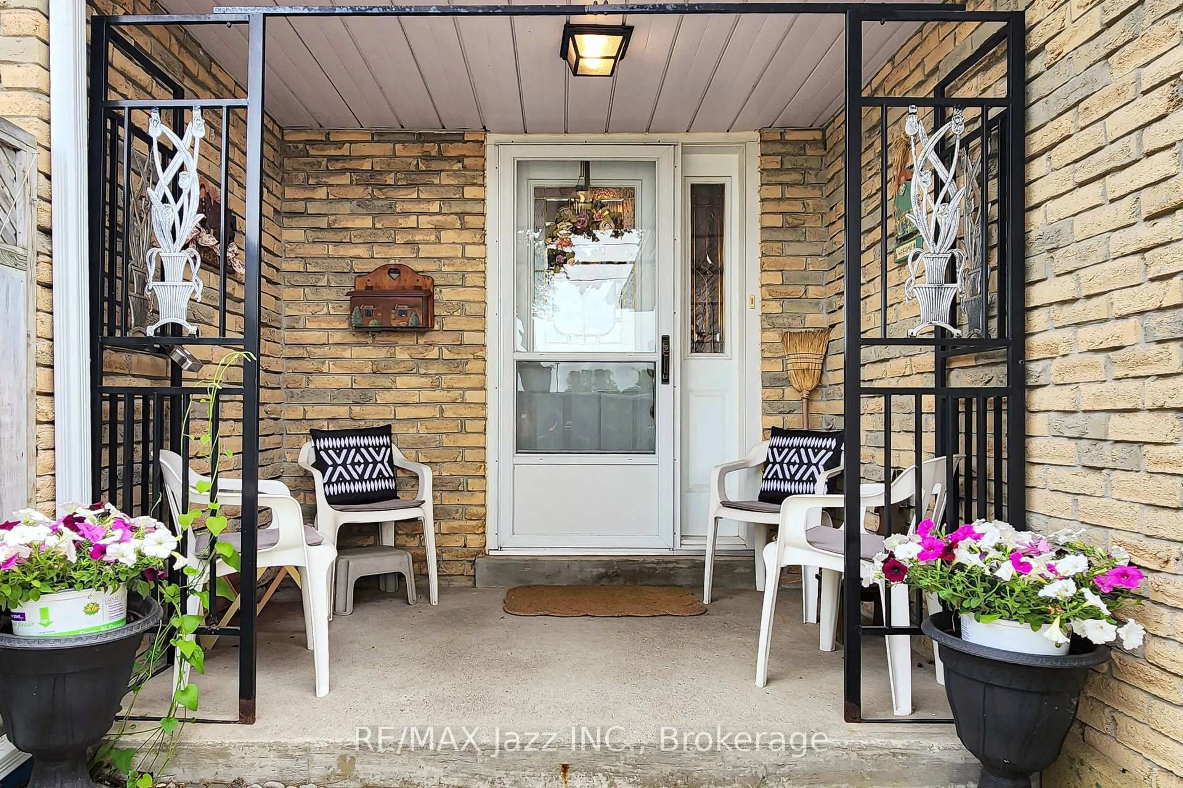 Indoor entryway for 115 Glovers Rd, Oshawa Ontario L1G 3Y1