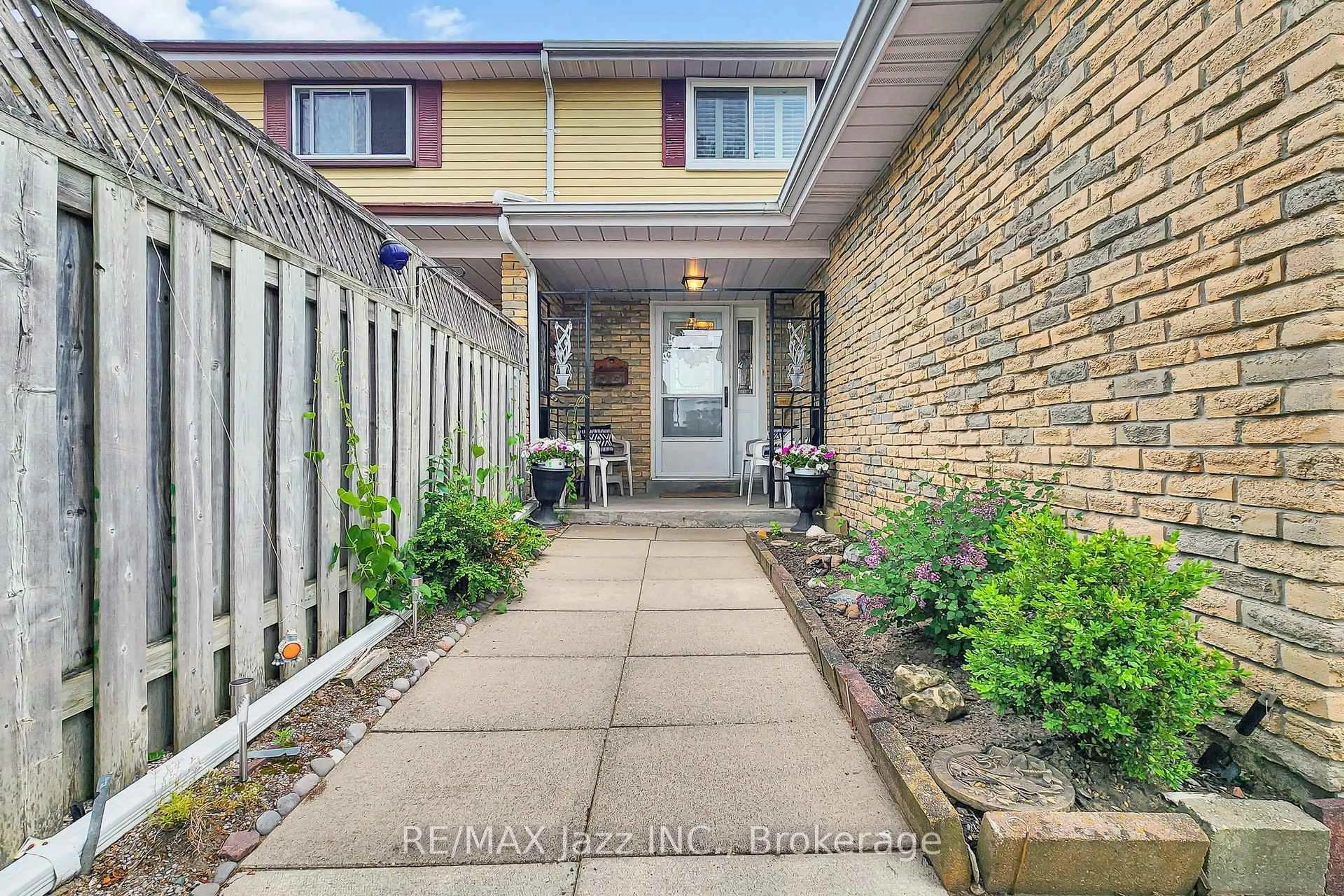 Patio, street for 115 Glovers Rd, Oshawa Ontario L1G 3Y1
