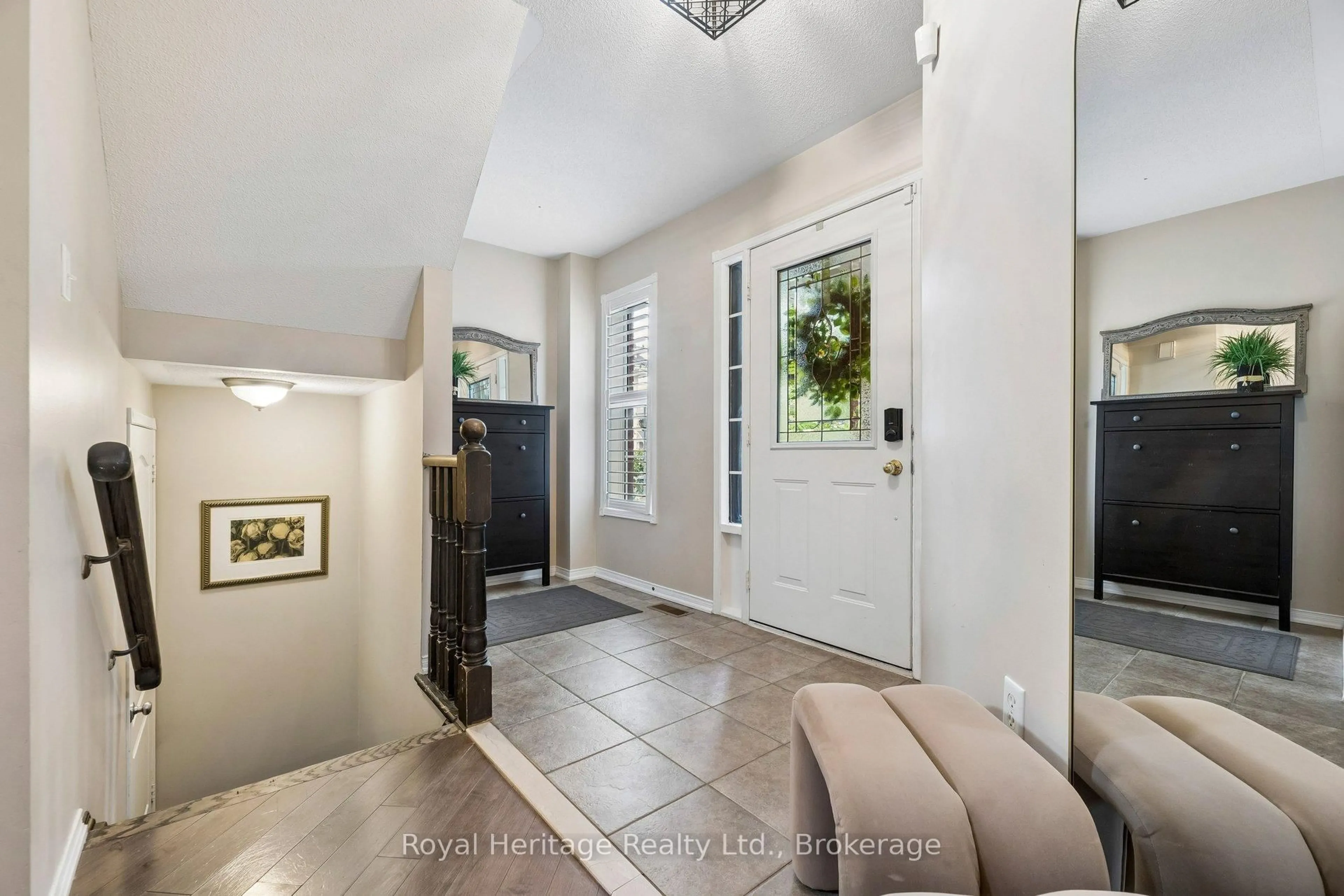 Indoor entryway for 59 Bayberry Crt, Whitby Ontario L1M 2L2