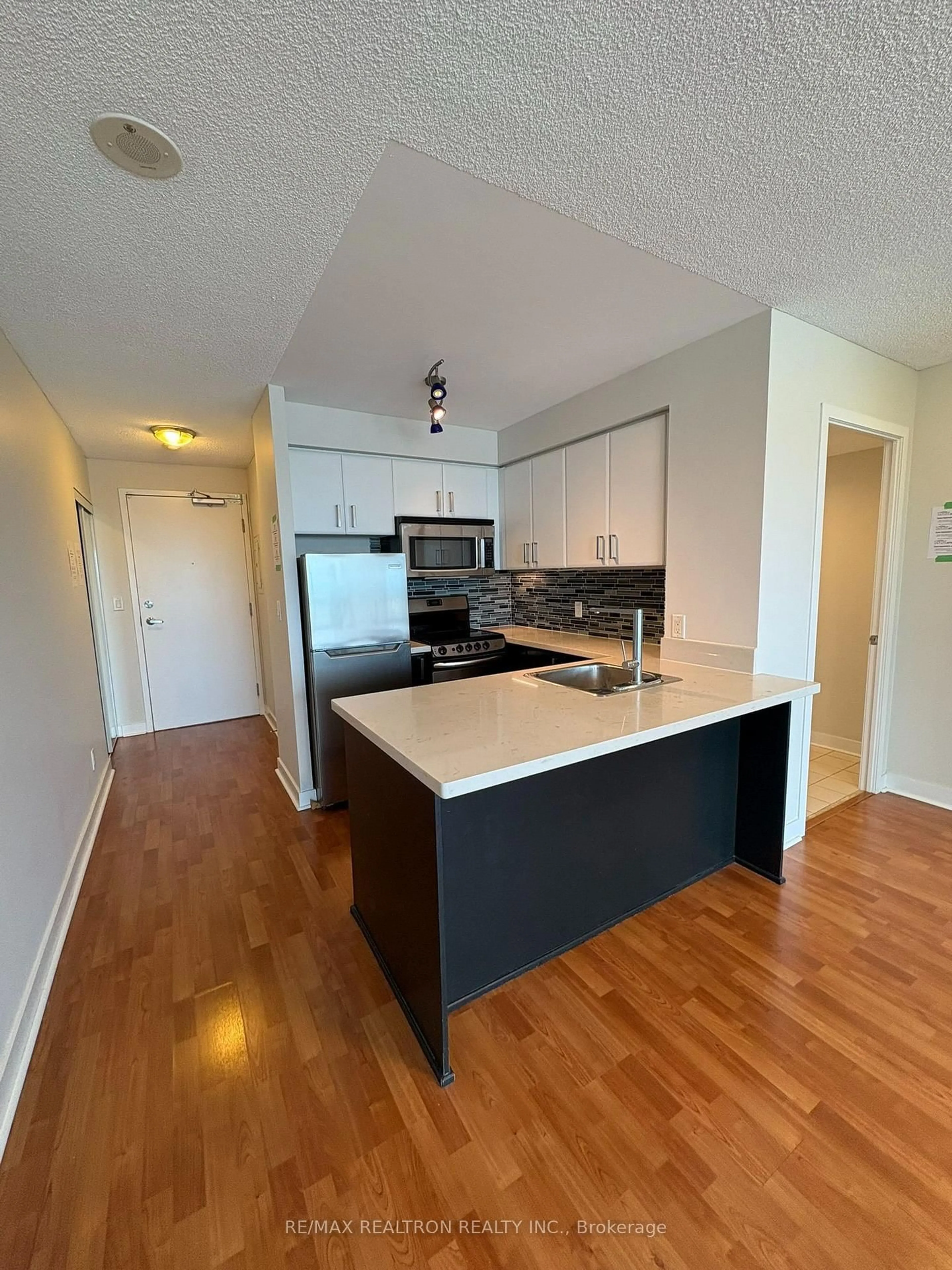 Open concept kitchen, wood/laminate floor for 38 Lee Centre Dr #1502, Toronto Ontario M1H 3K2